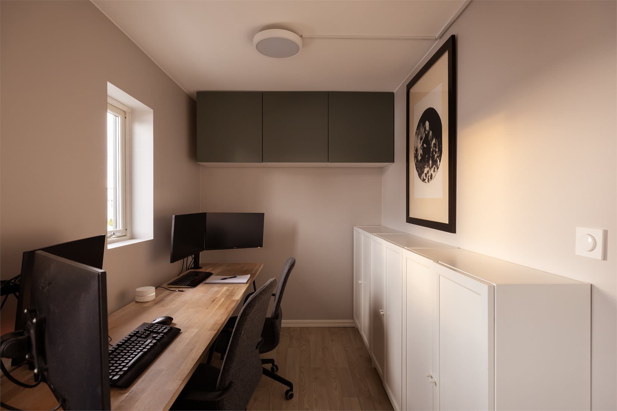 Kontoret ligger skjermet til i etasjen og gir et perfekt arbeidsmiljø for hjemmekontor eller studier. Herfra har du også direkte adkomst til boligens balkong – et deilig sted for en pause i frisk luft.