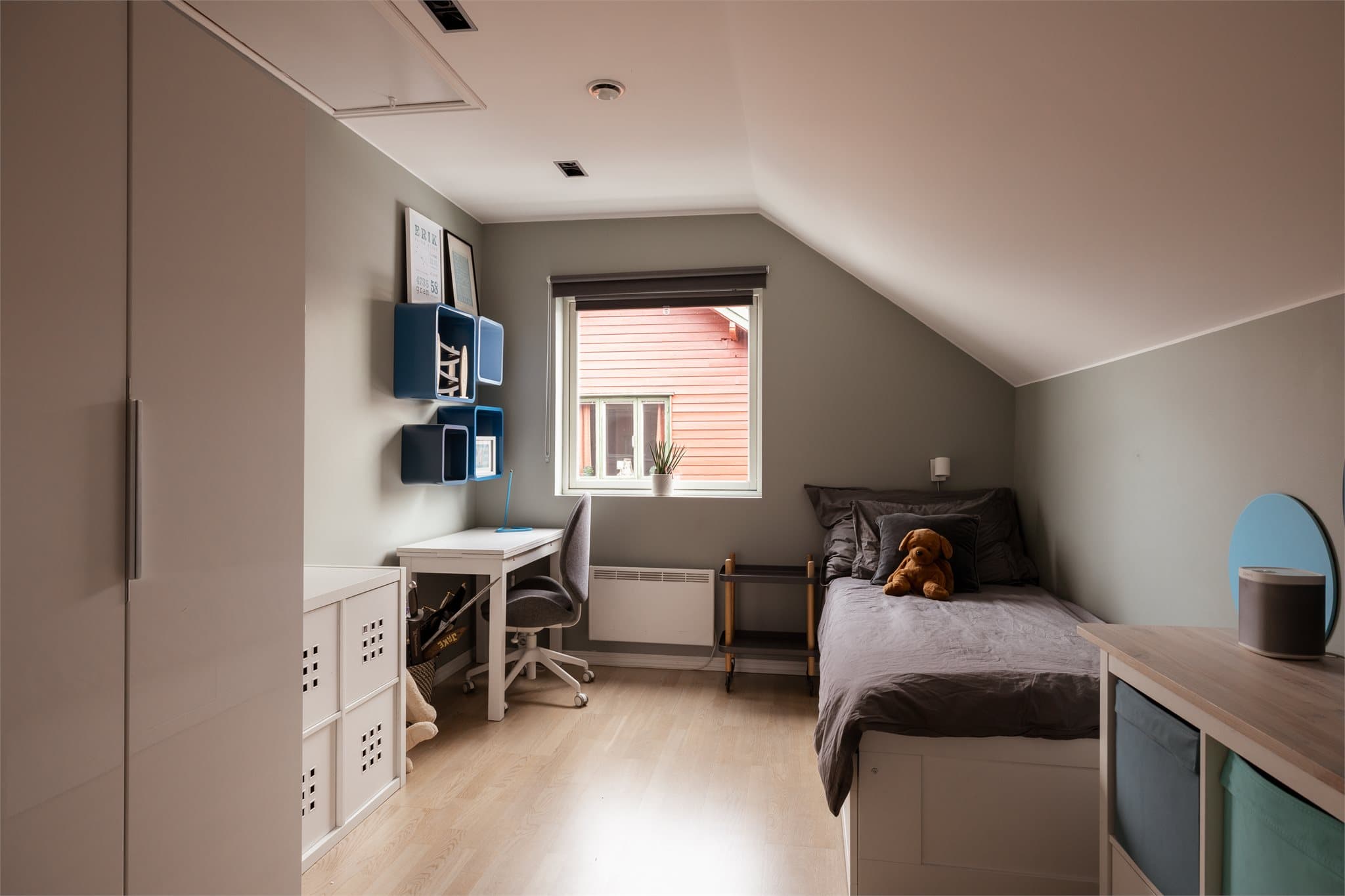 Rommene gir muligheten til å tilpasse etter familiens behov – enten det er lek, skolearbeid, gjester eller ekstra oppbevaring.