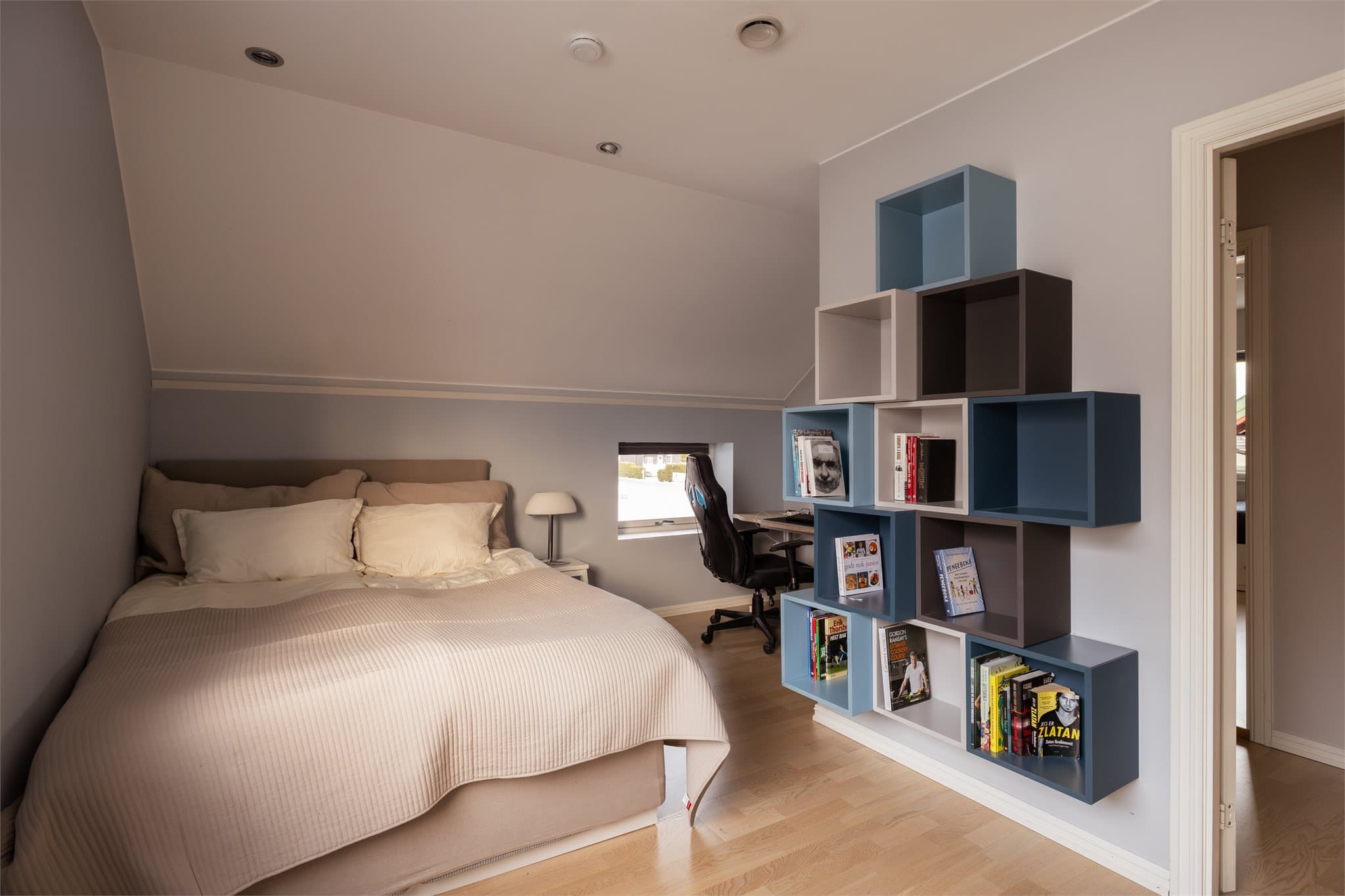 Soverom 2, 3 og 4 er alle pene og praktiske rom som egner seg perfekt som barne- eller ungdomsrom, gjesterom eller hobbyrom.