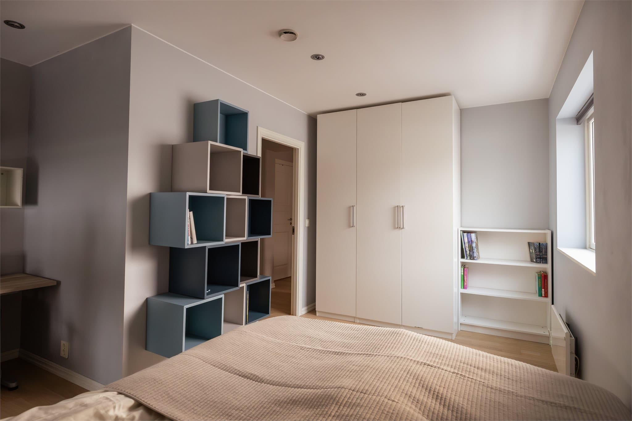 Alle tre soverommene er relativt gode i størrelsen og har garderobeskap som gir gode lagringsmuligheter.