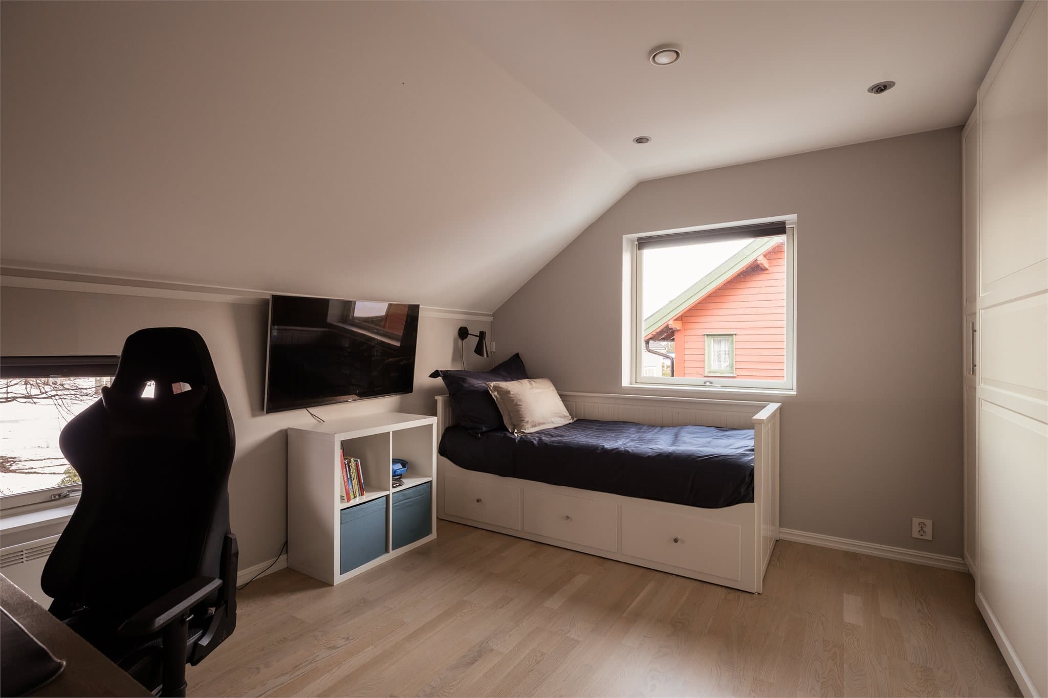 Alle soverommene har lyse og hjemmekoselige toner på veggene, samt trestavsparkett på gulvet.