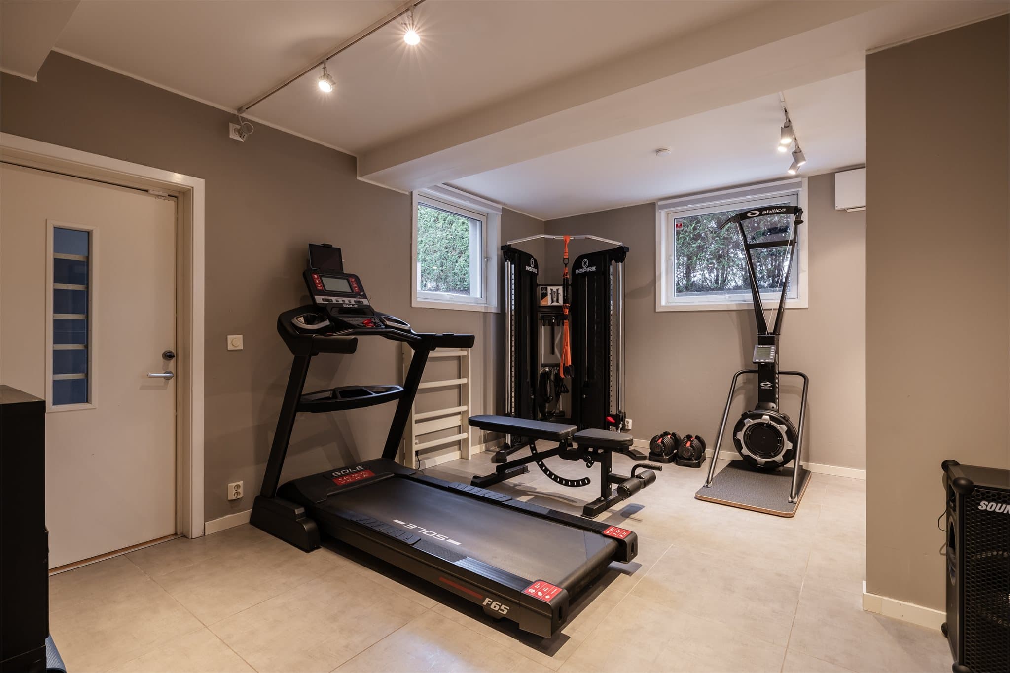 Hybelens egen inngang gir en privat og praktisk adkomst. Når du kommer inn, møtes du av en flislagt gang med vannbåren varme som gir en behagelig velkomst året rundt.