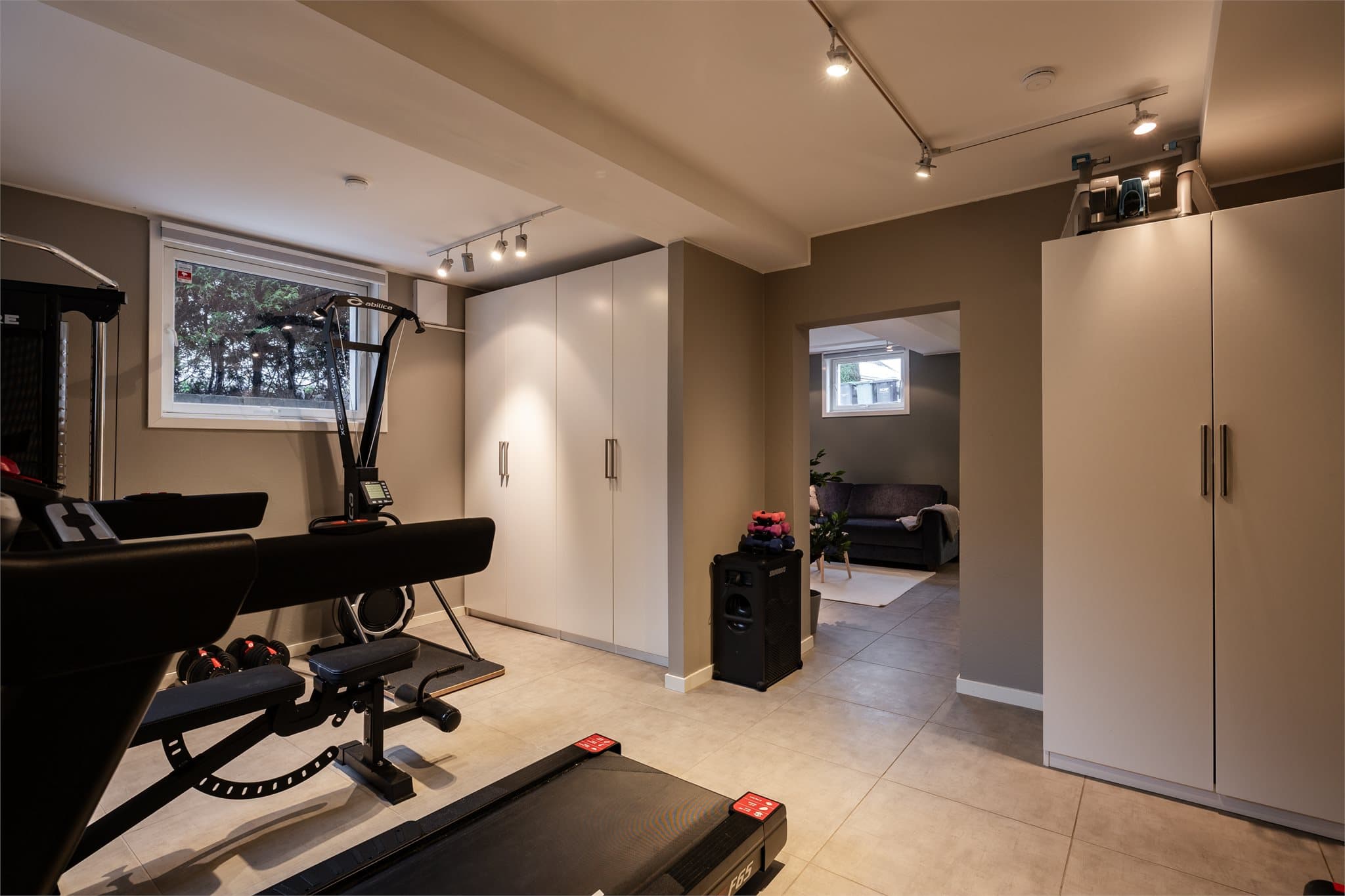 Dagens eier benytter rommet som treningsrom, men tidligere har det stått en lettvegg her for å etablere et eget "soverom" i hybelen.