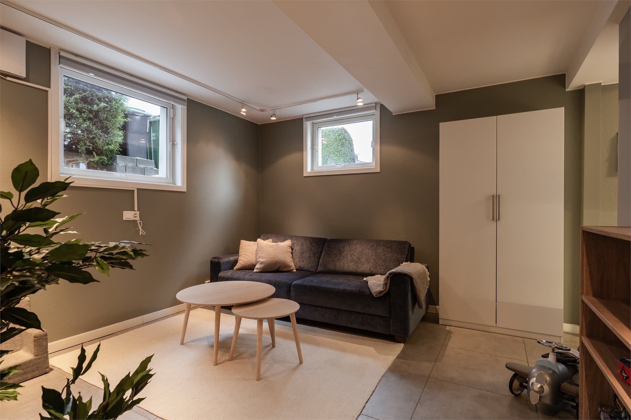 Rommet er firkantet og dermed enkelt å møblere etter behov, enten man ønsker en hyggelig sofakrok, spiseplass eller et kombinasjonsrom.