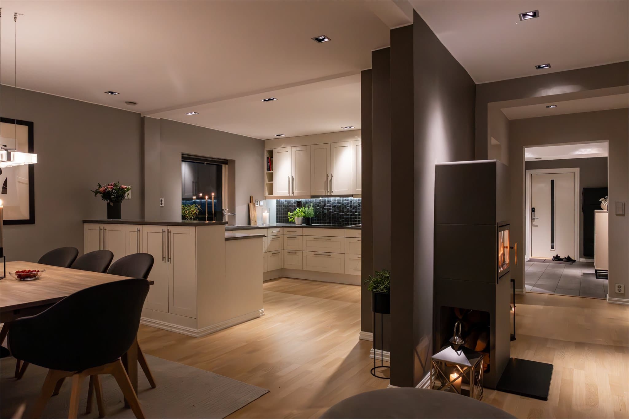 Kjøkkenet i første etasje er innredet med tidløse profilerte fronter og heltre benkeplate som tilfører både kvalitet og varme til rommet.