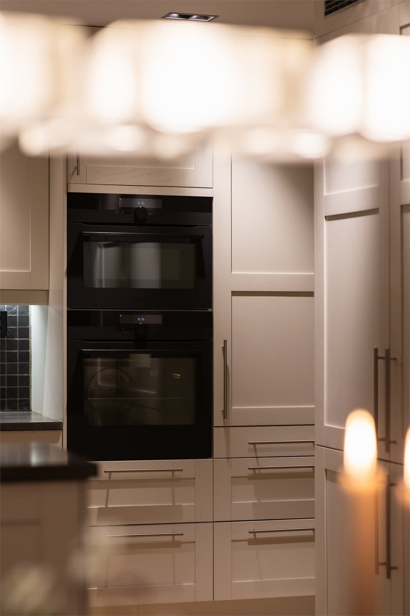 Her finner du integrerte hvitevarer som induksjonstopp, stekeovn, oppvaskmaskin, mikrobølgeovn samt kjøl/frys.