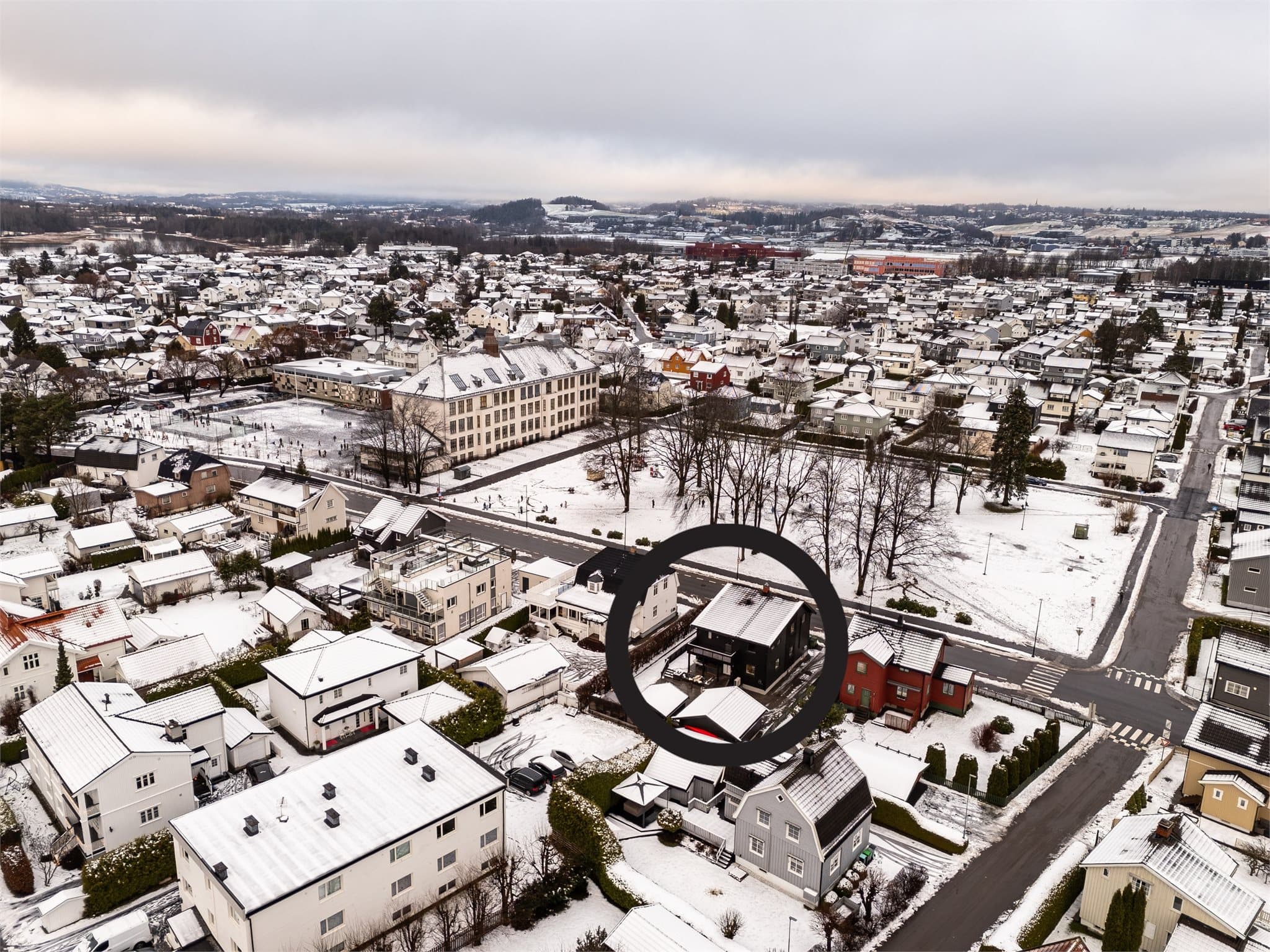 Nittedalsgata 30 ligger i et etablert og attraktivt boligområde i hjertet av Lillestrøm. Innenfor gangavstand finner du flere dagligvarebutikker, apotek, frisører og ulike servicetilbud som gjør hverdagen enkel og praktisk.