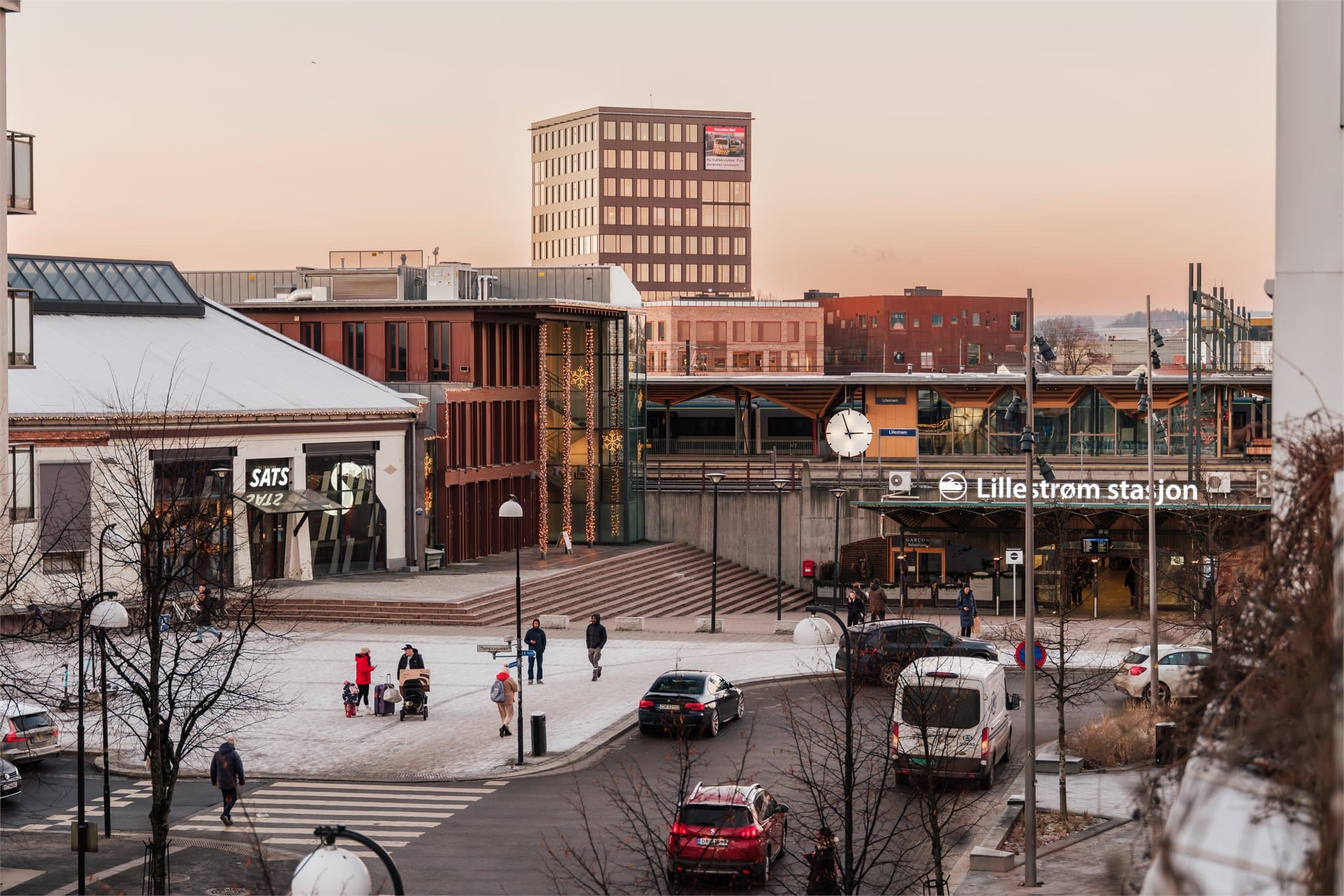 Det er ca. 7 minutters gange til Lillestrøm stasjon, herfra går tog i retning Oslo S og Gardermoen med hyppige avganger.