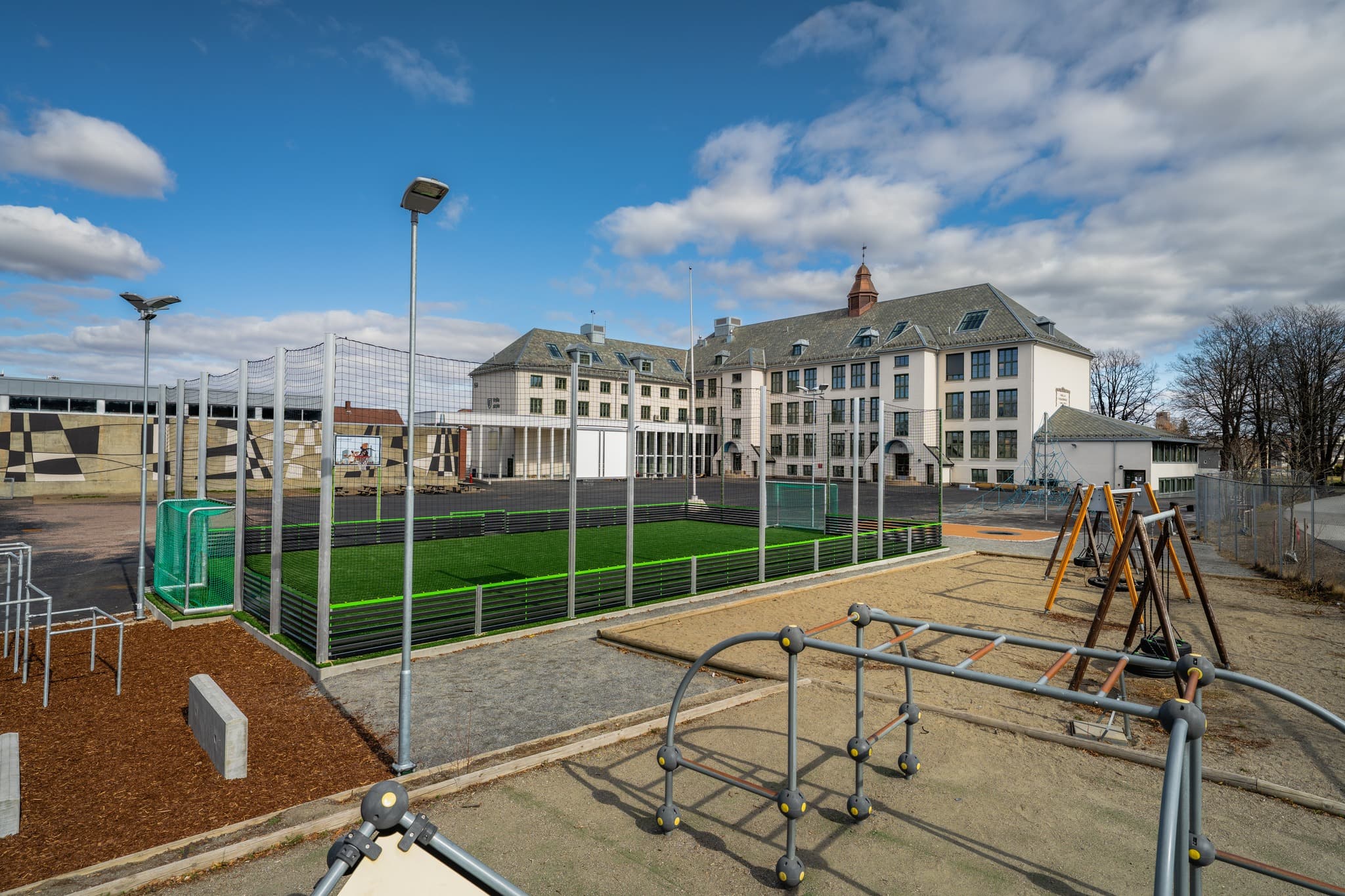 Det er svært kort vei til Volla skole, kun ca. 50 meter. Like i nærheten ligger også Volla-parken. Om vinteren er det skøytebane her som barna kan bruke, og om sommeren er det fotballbane og lekepark.