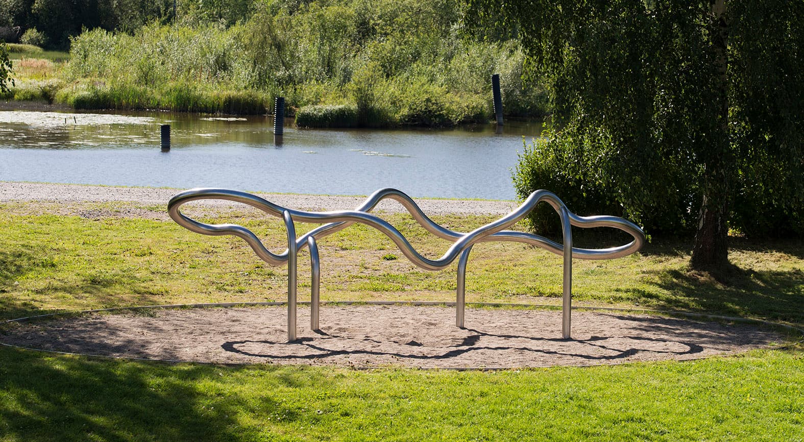 Elvebredden i Lillestrøm byr på vakre omgivelser med rolige turstier og flotte turområder. Langs elva finner du også en spennende kunstpark, som gir en fin kombinasjon av natur og kulturopplevelser for både store og små.