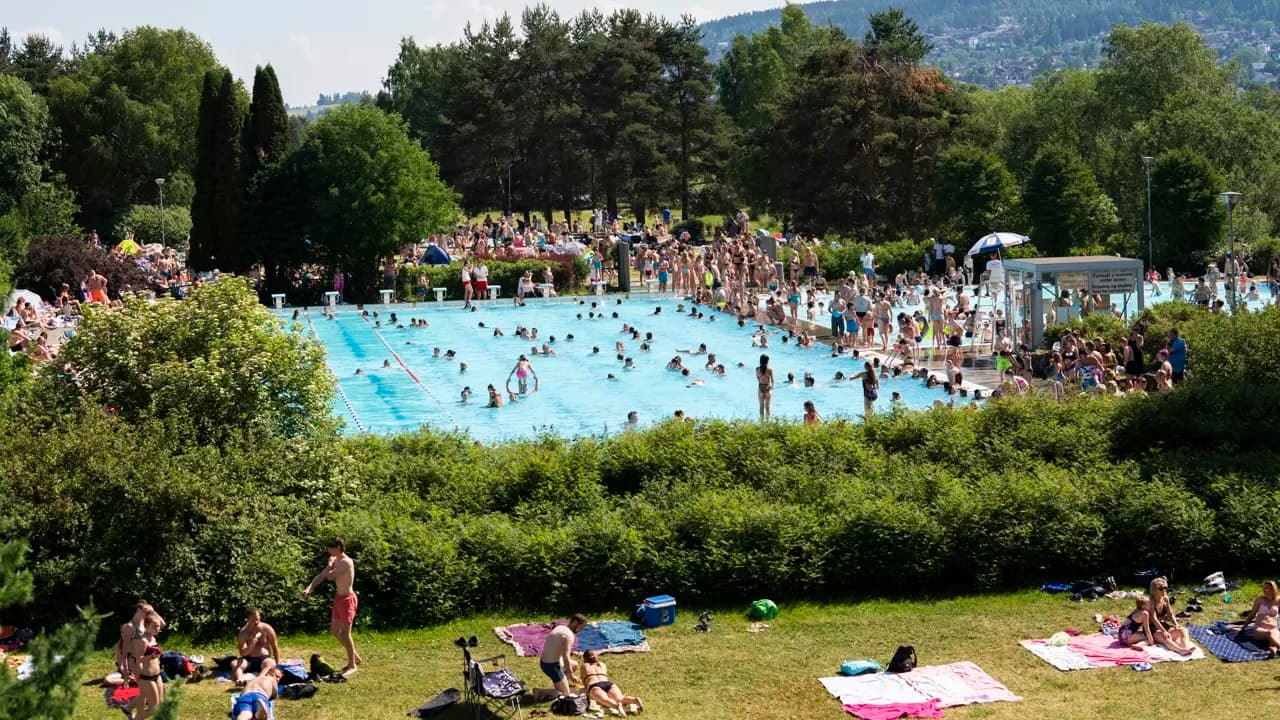 Nebbursvollen Friluftsbad er en populær badepark og friluftsbad midt i Lillestrøm med flere bassenger. Det er et hyggelig sted for familier med store grøntområder, lekeplass, sandvolleybane, piknikområder og kiosk.