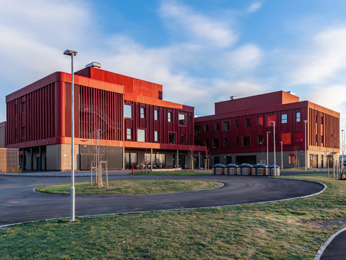 Det er 15 minutter til Sophie Radich skole i Lillestrøm, og dette er en ganske ny skole. Skolen har moderne fasiliteter, lyse og trivelige klasserom, samt gode uteområder for både lek og fysisk aktivitet.