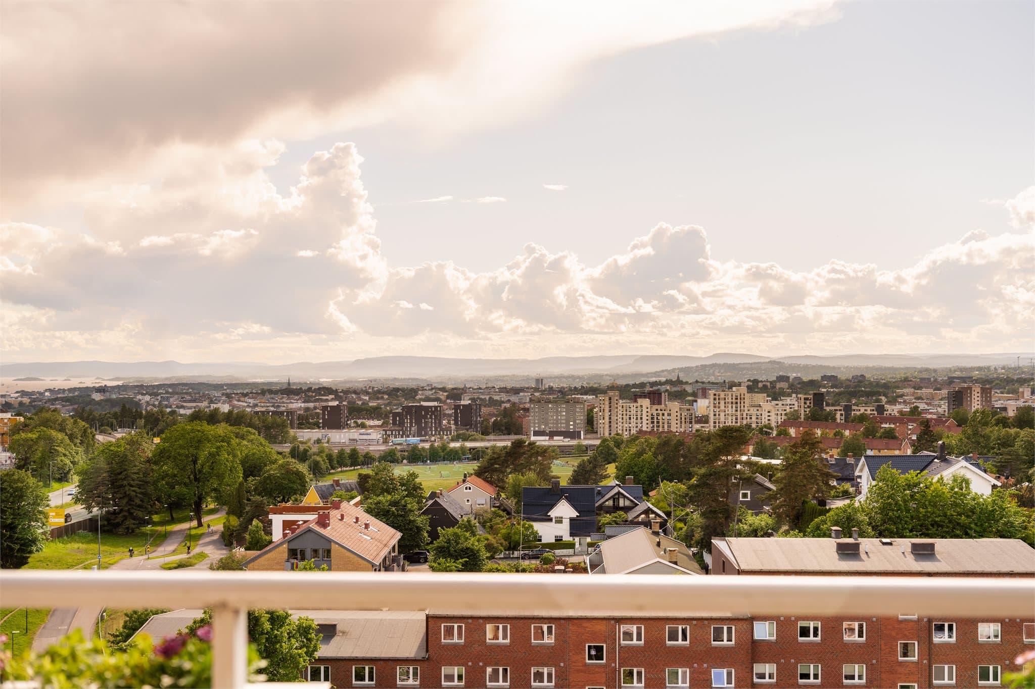 Fra leiligheten ser man utover Nordre Åsen idrettspark og videre mot sentrum.