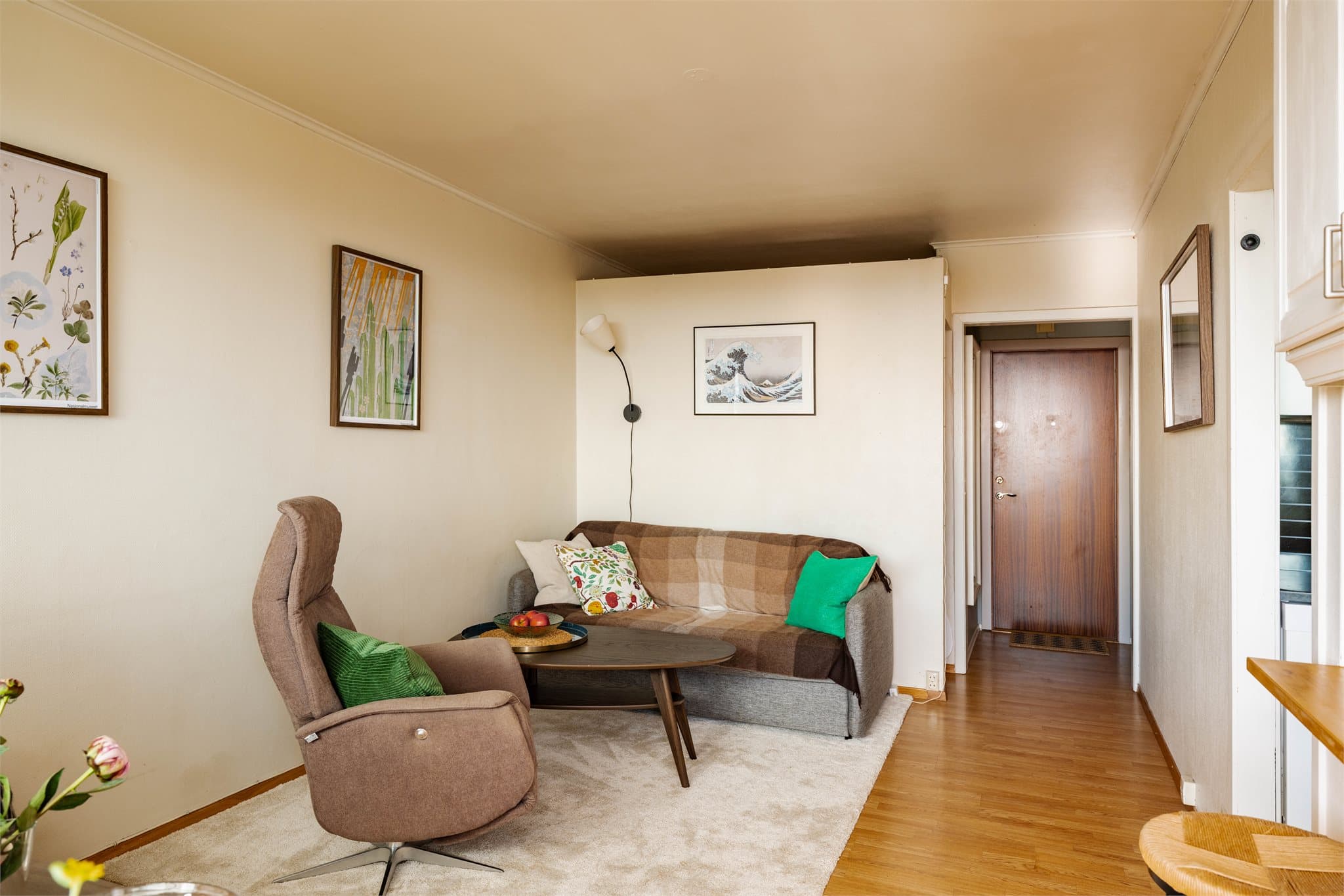 Stuen har plass til en sofagruppe og er adskilt fra sovealkoven med en lettvegg.
