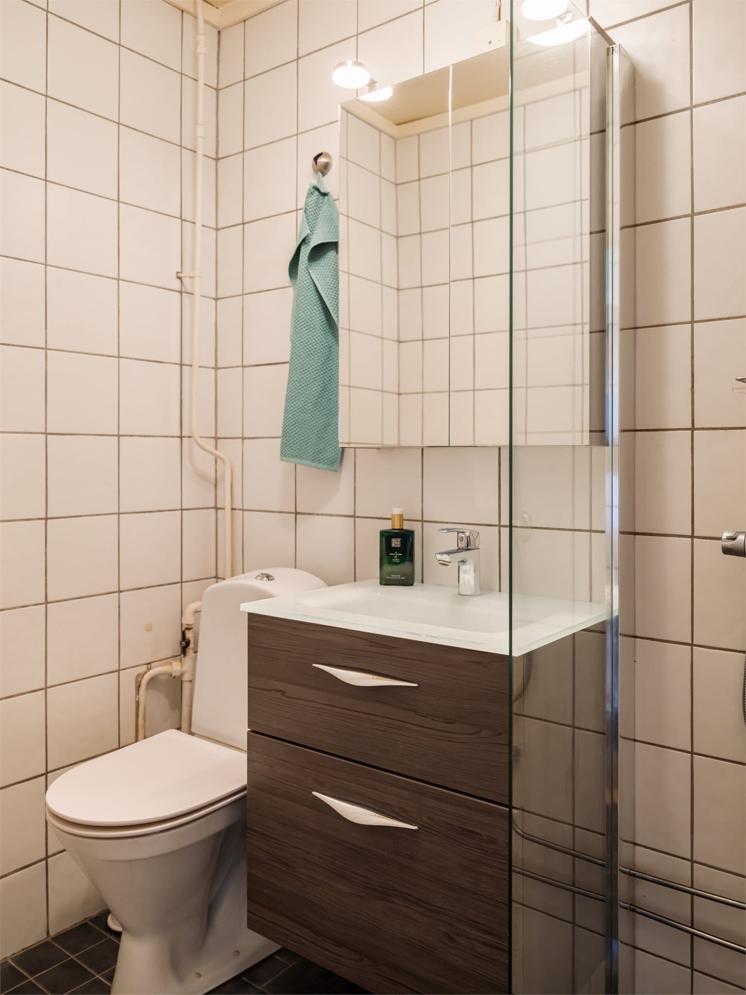 Badet ble oppgradert i 2019 med nytt servantskap, speilskap og dusjvegger fra Dansani.