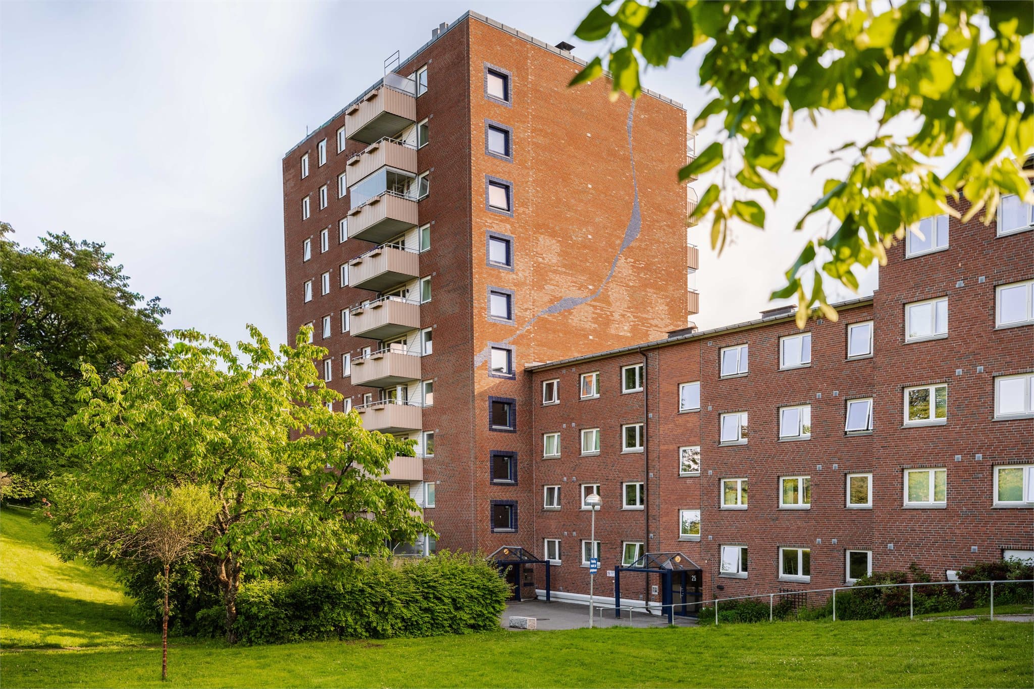 Eiendommen har en forblendet teglsteinsfasade og ligger i et rolig og etablert boligområde.