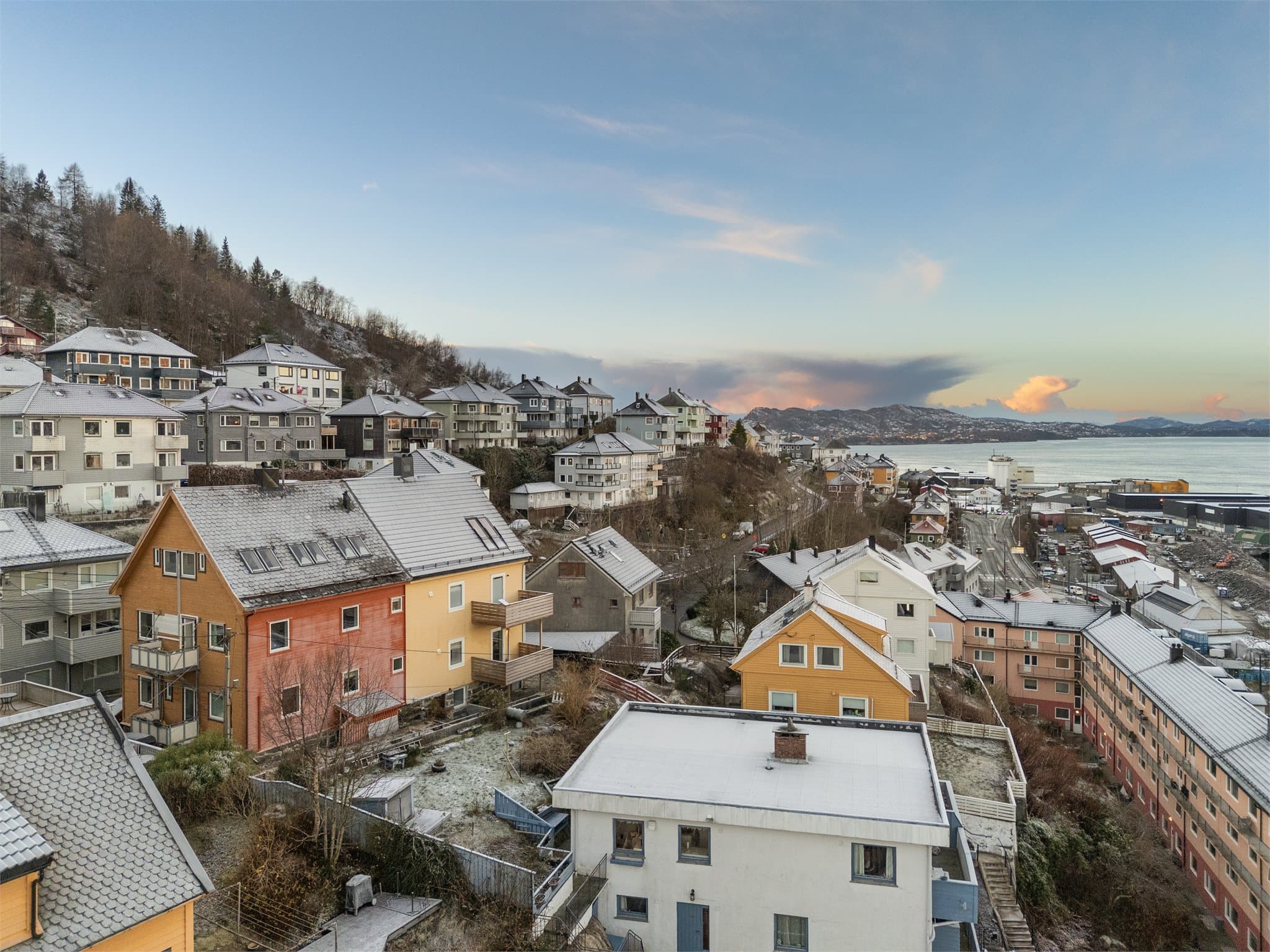 - En attraktiv beliggenhet med nærhet til både natur, sjø og servicetilbud -