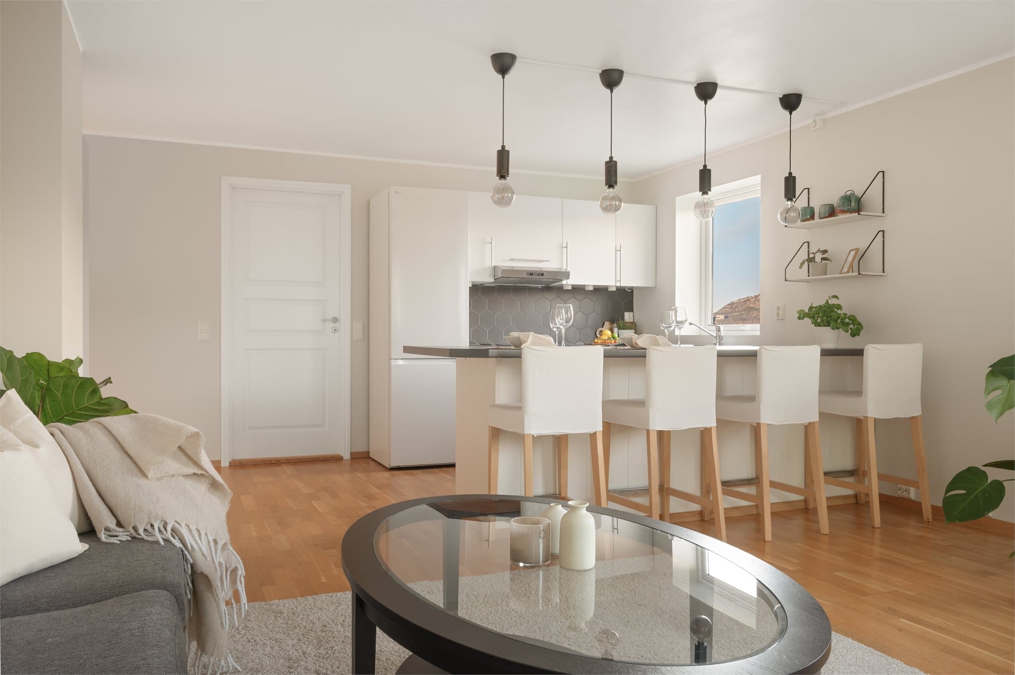 - Praktisk kjøkkenhalvøy med plass til hyggelige måltider -