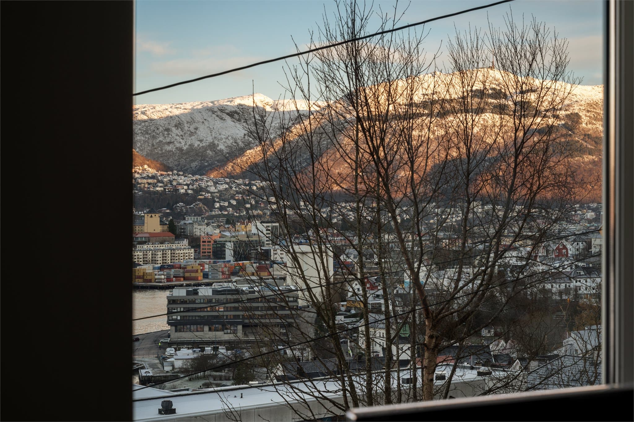 - Det er flere barnehager og skoler innen kort gangavstand fra boligen -
