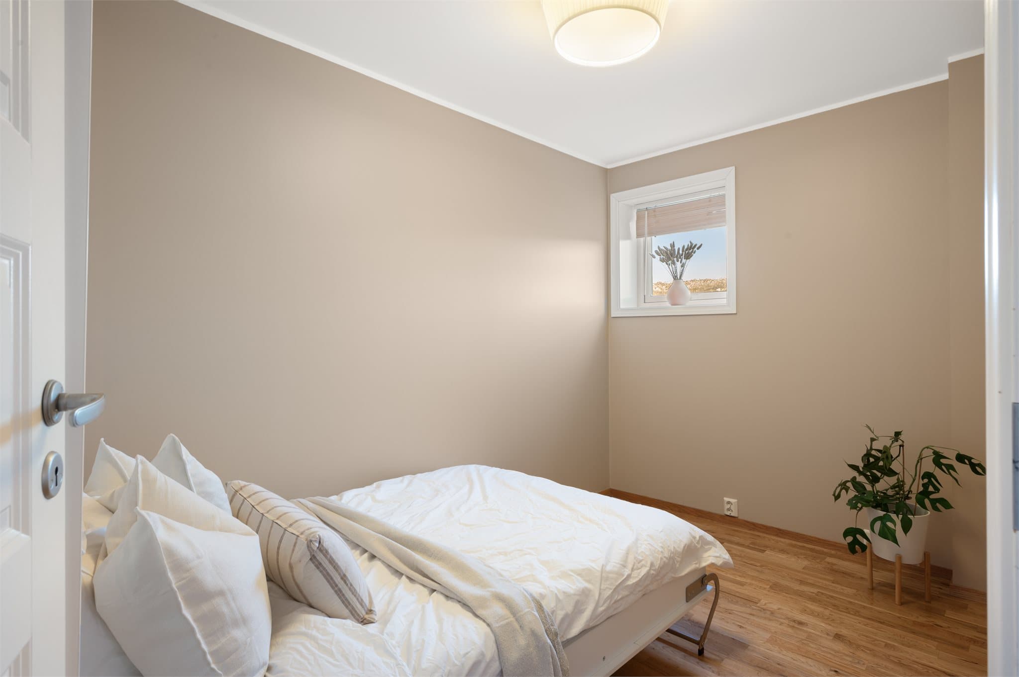 - Soverom 2 måler 7,7m² -