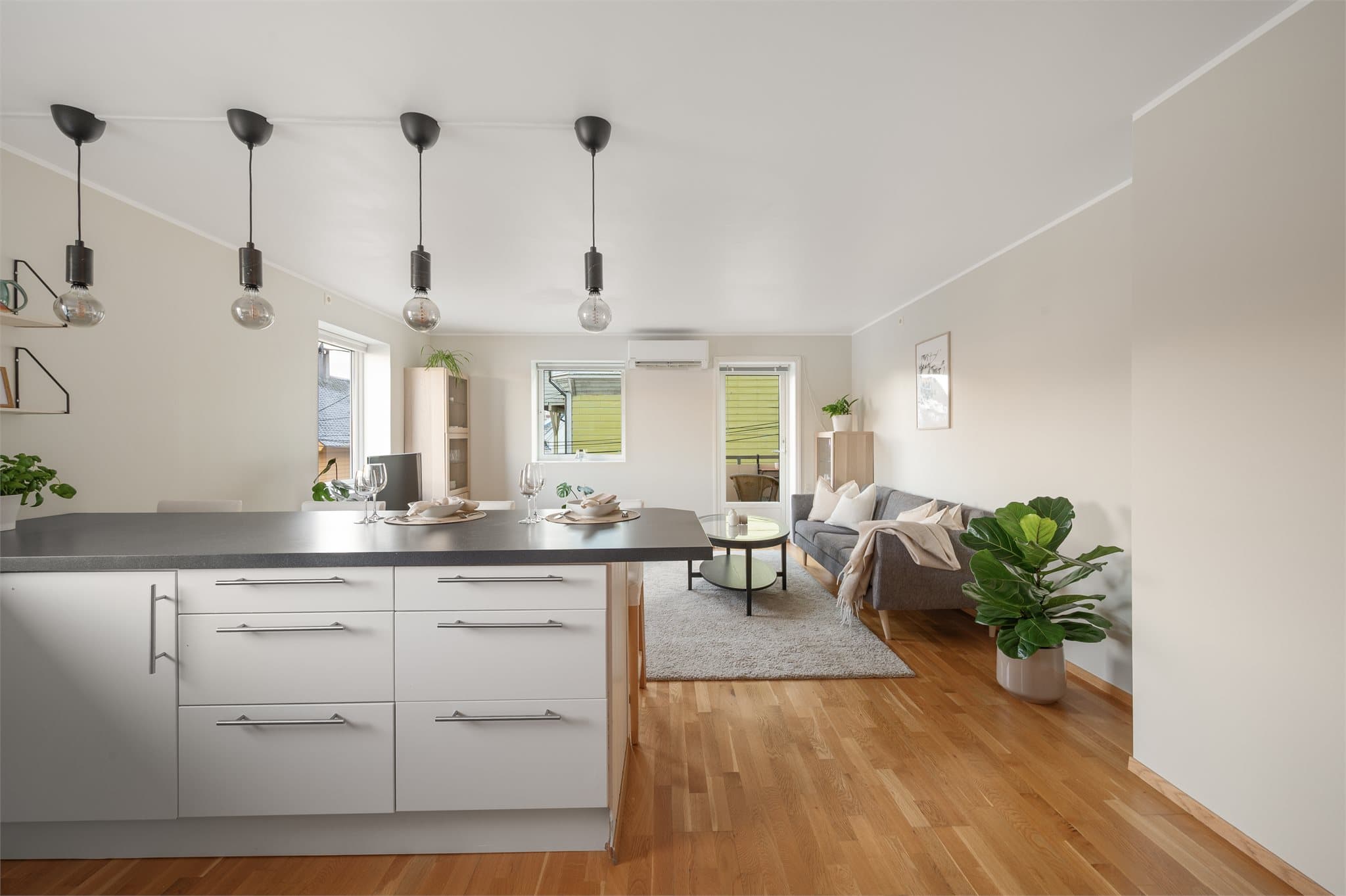 - Her har man god skap- og benkeplass som gjør matlagingen til en drøm -