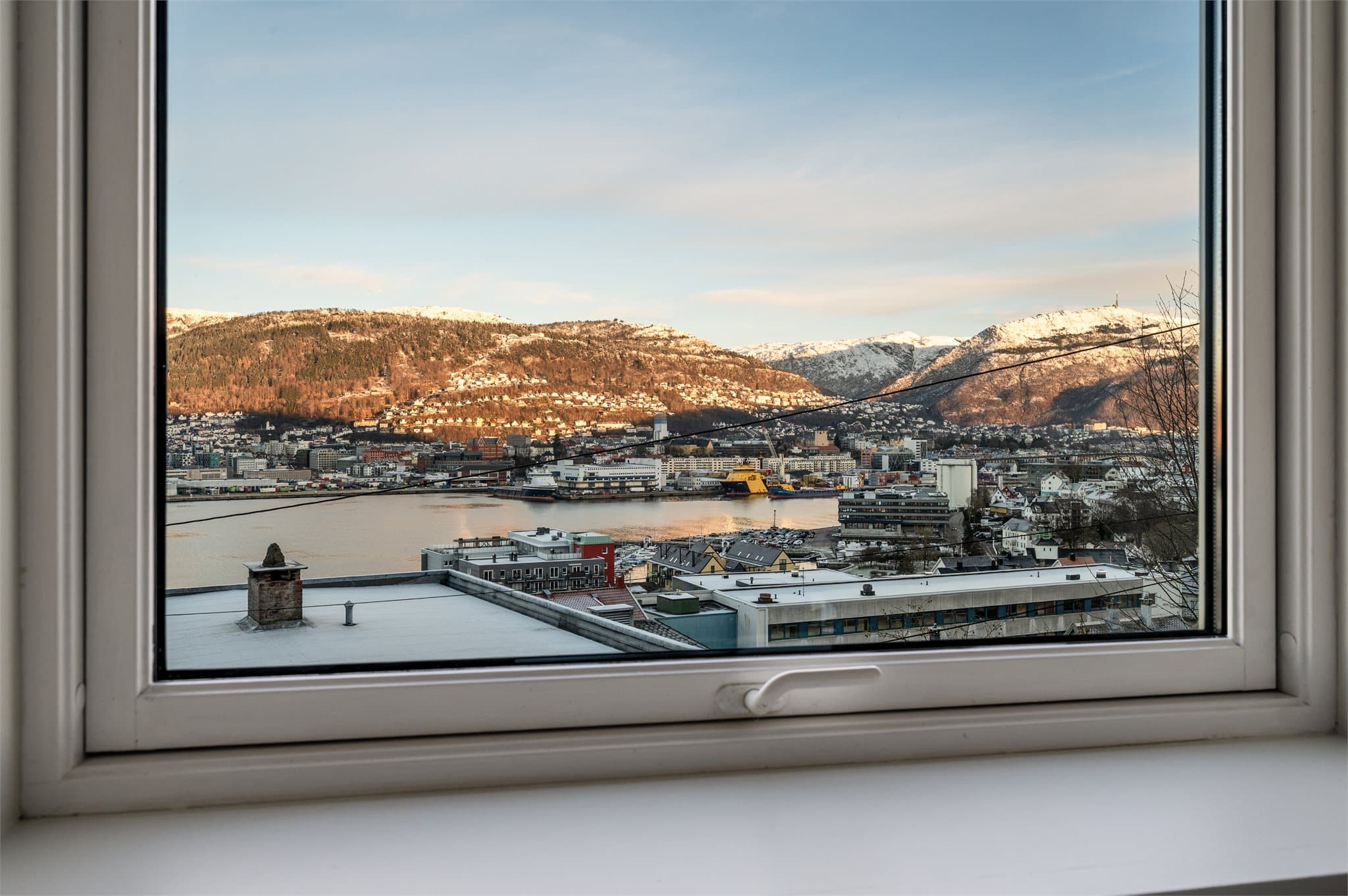 - Fra vinduet ser du også bort til Ulriken som er den perfekte destinasjonen for søndagsturen -