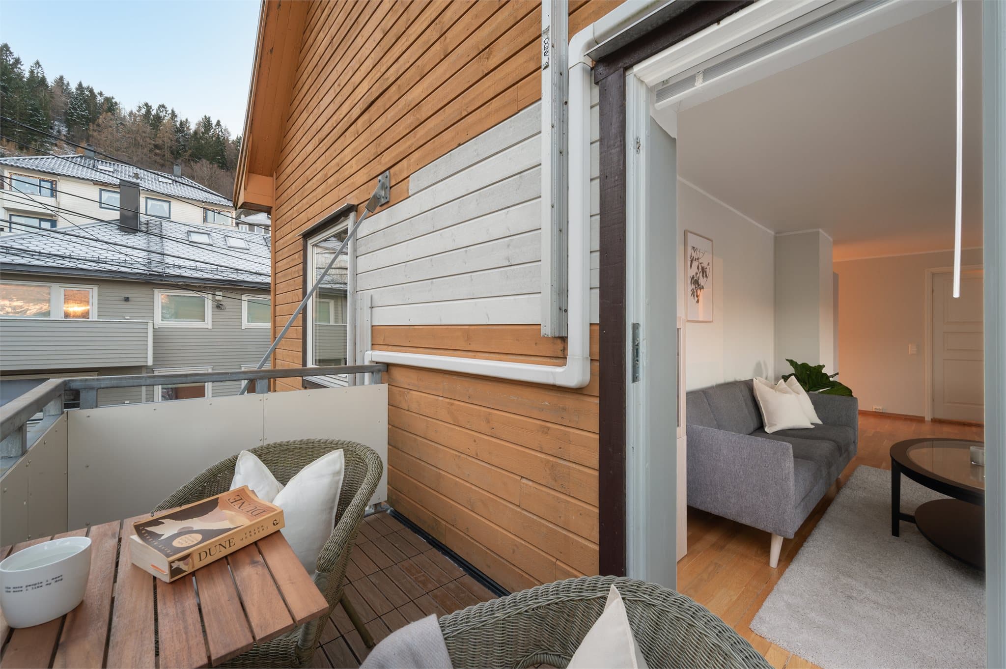 - Balkongen er fra 2009 og er oppført i stålkonstruksjon med betongdekke -