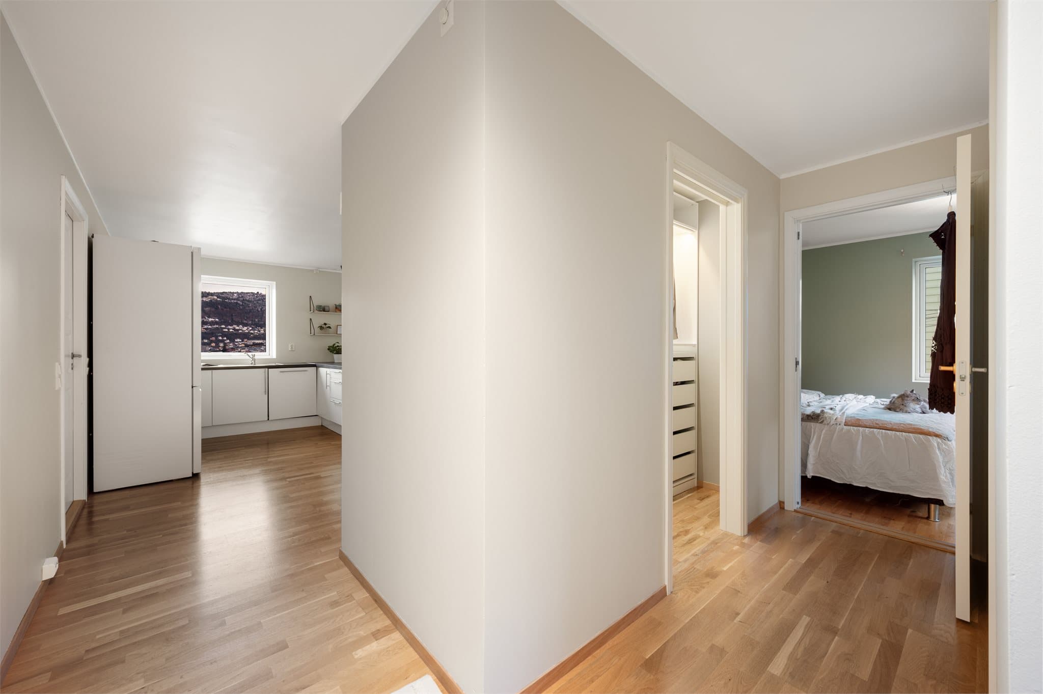 - Gjennomgående lik parkett på gulv gir en rød tråd gjennom boligen og skaper et nydelig helhetsinntrykk -