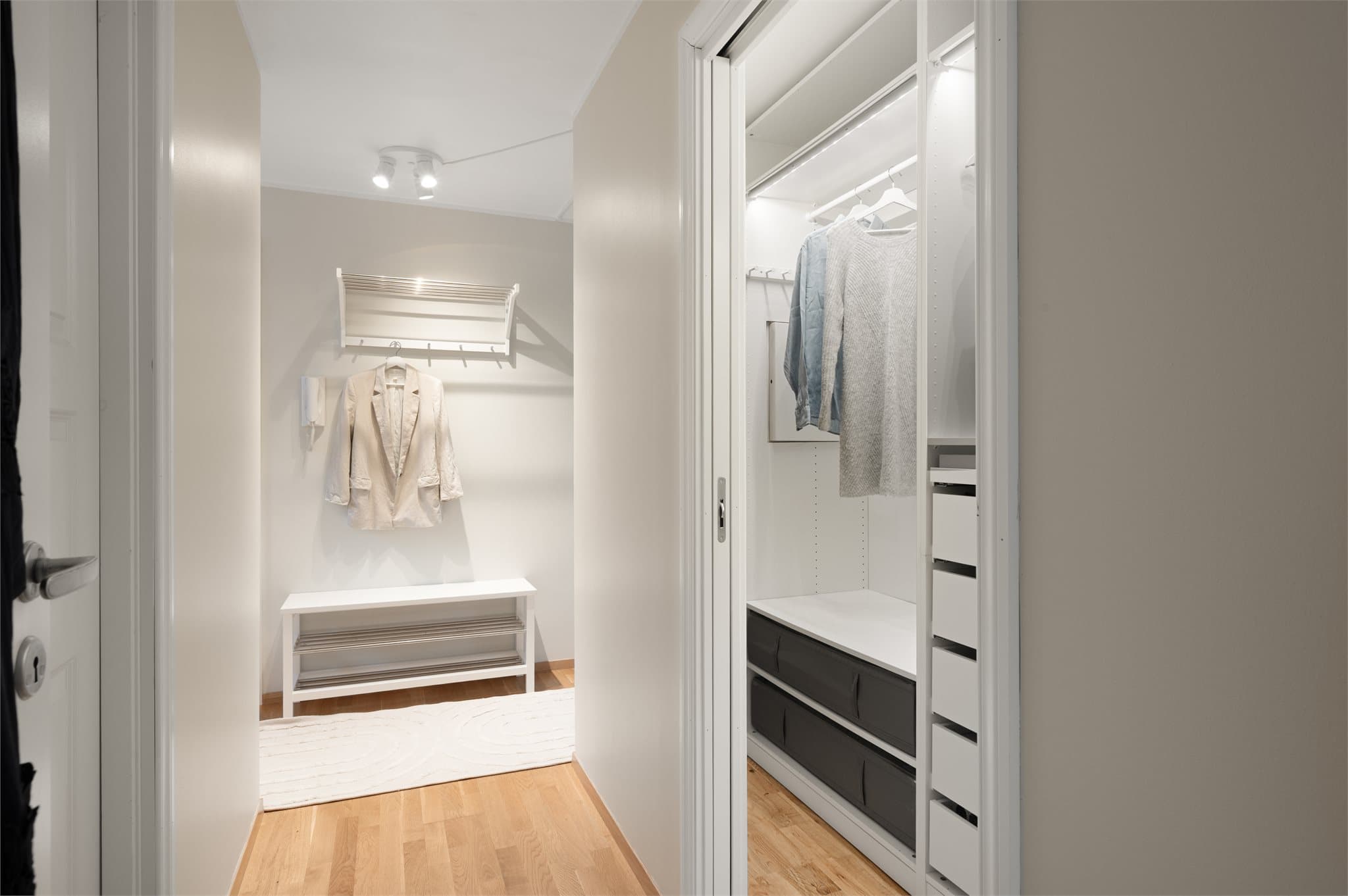 - Innebygget garderobeløsning på ca. 3m² med god plass til oppbevaring -