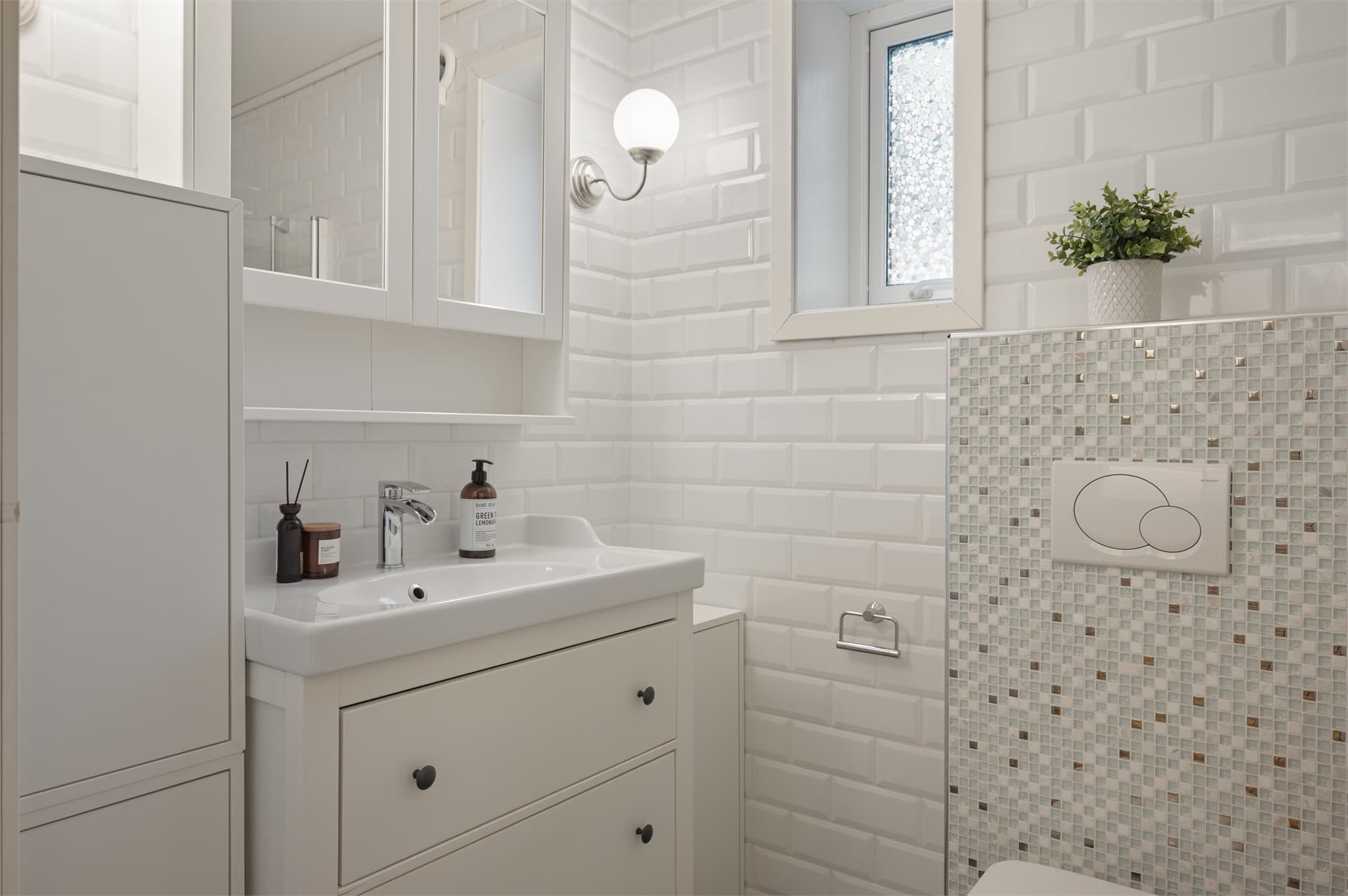 - Flott, helfliset bad på 3,8m² med varmekabler i gulv -