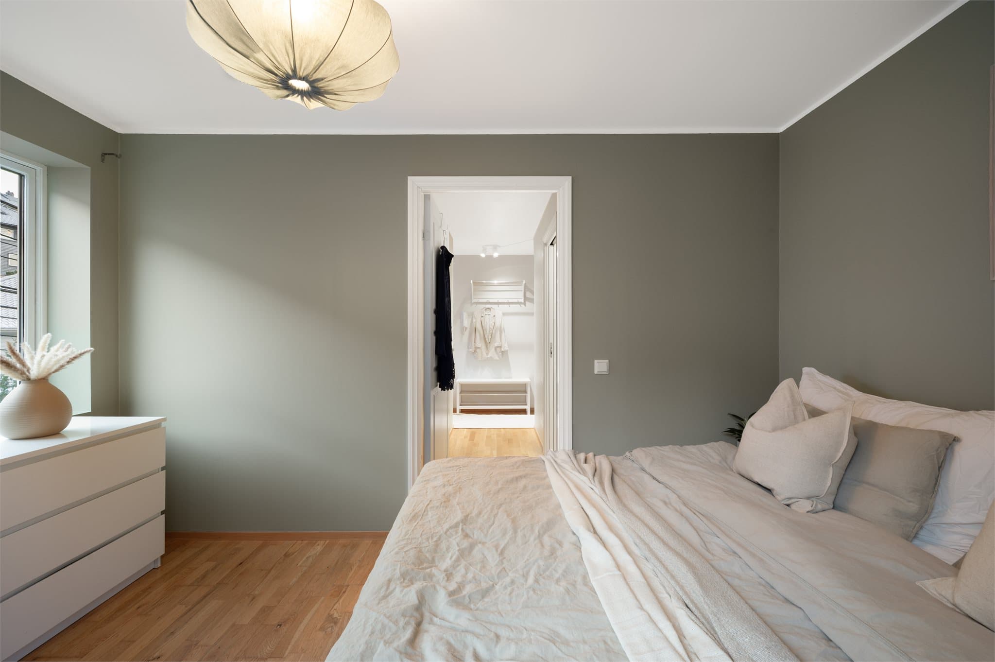 - Malt i en lun farge på vegger som innbyr til en god natts søvn -