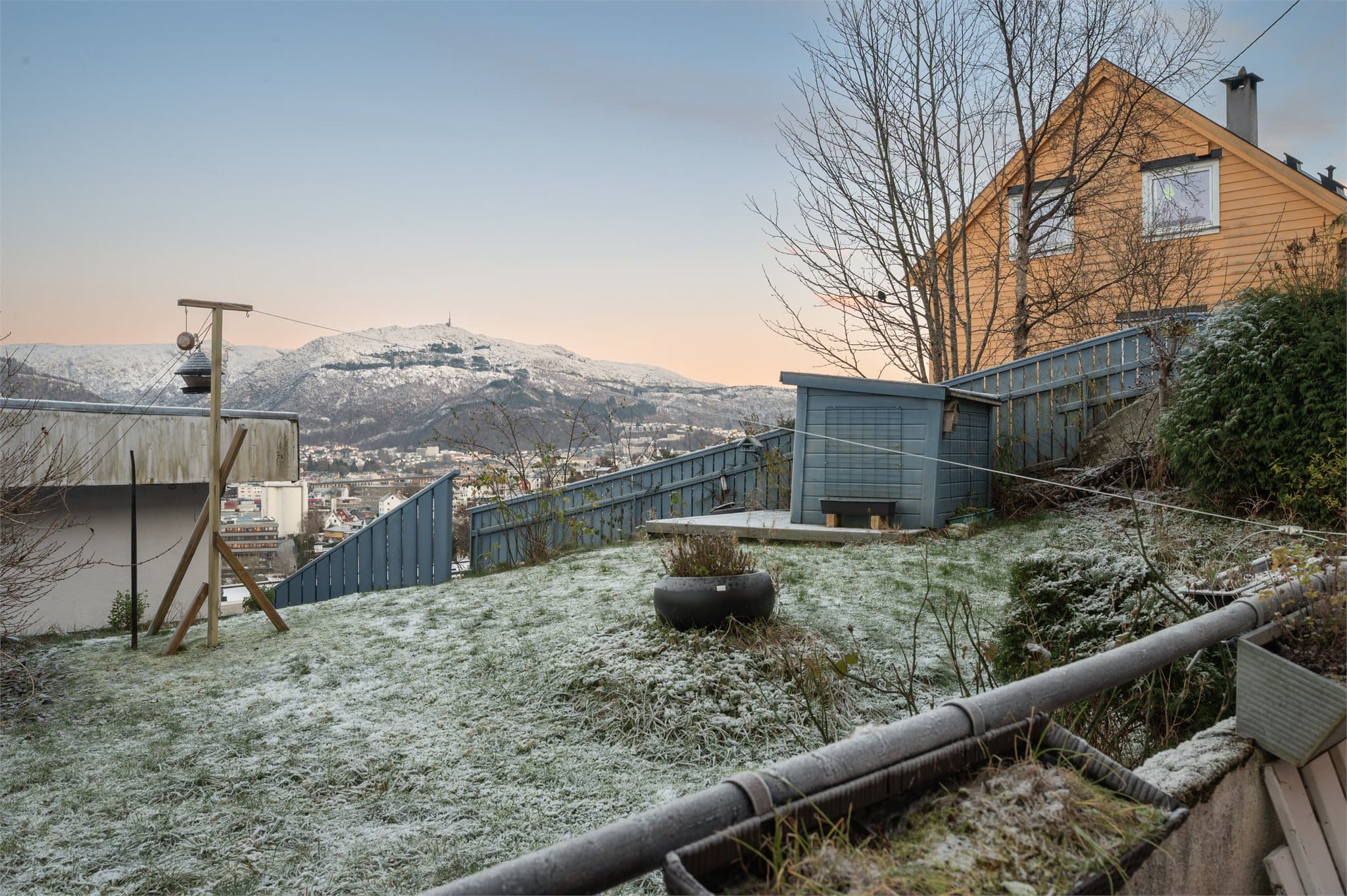 - Nærmeste busstopp ligger kun en 4 minutters spasertur unna og tar deg enkelt til Festplassen, Haukeland eller Nesttun -
