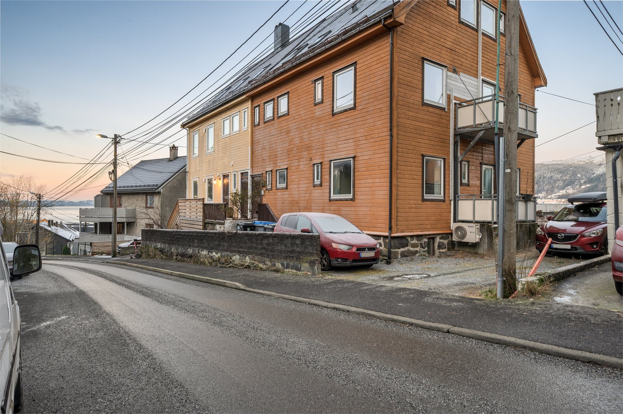 - I nærheten av boligen finner du rikelig med aktivitetstilbud som fotball, friidrett, turn og treningssentre -