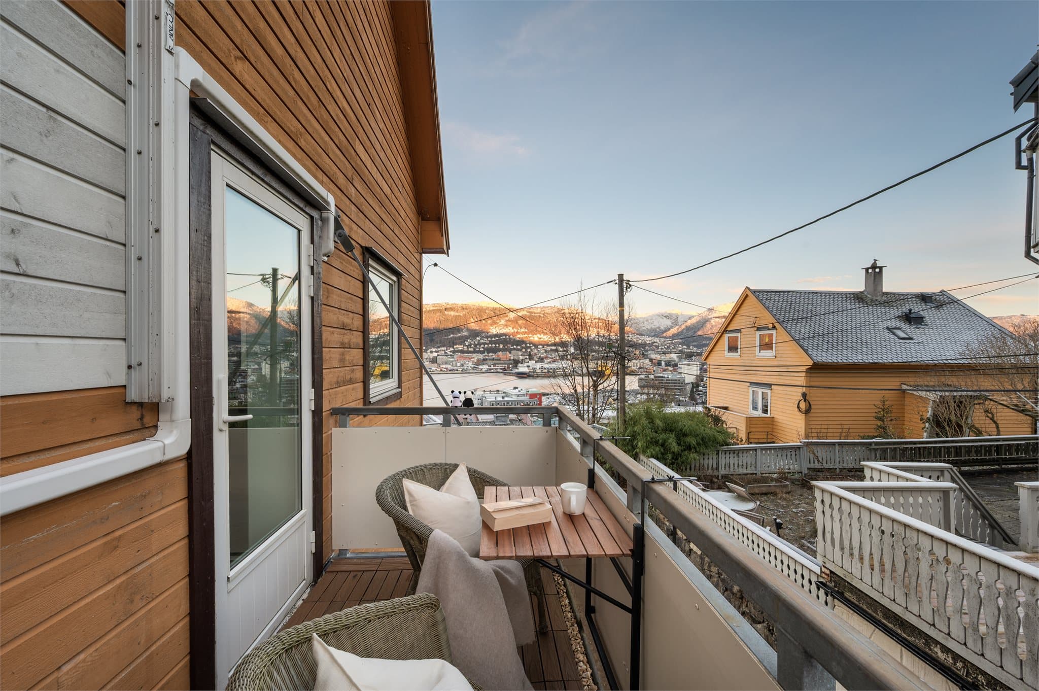 - Fra stuen er det direkte adkomst til en herlig balkong på 4m² -