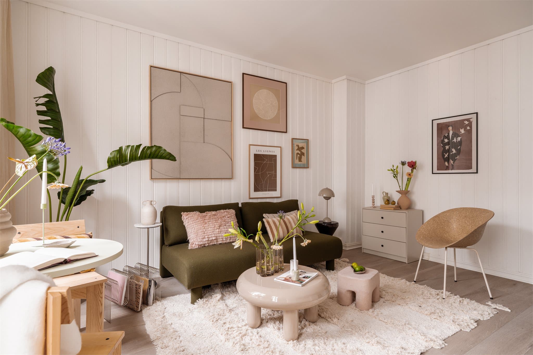 Leiligheten har lyse, nøytrale og fine overflater.