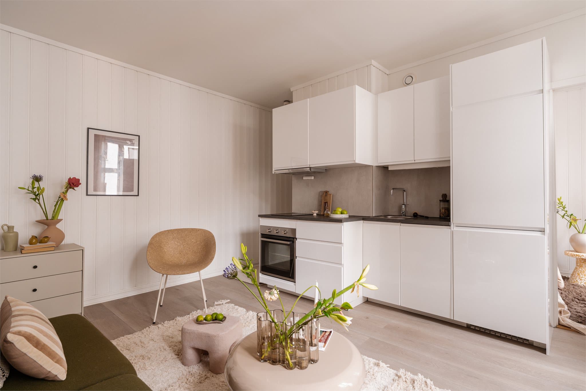 Stilrent kjøkken i åpent løsning med stuen.