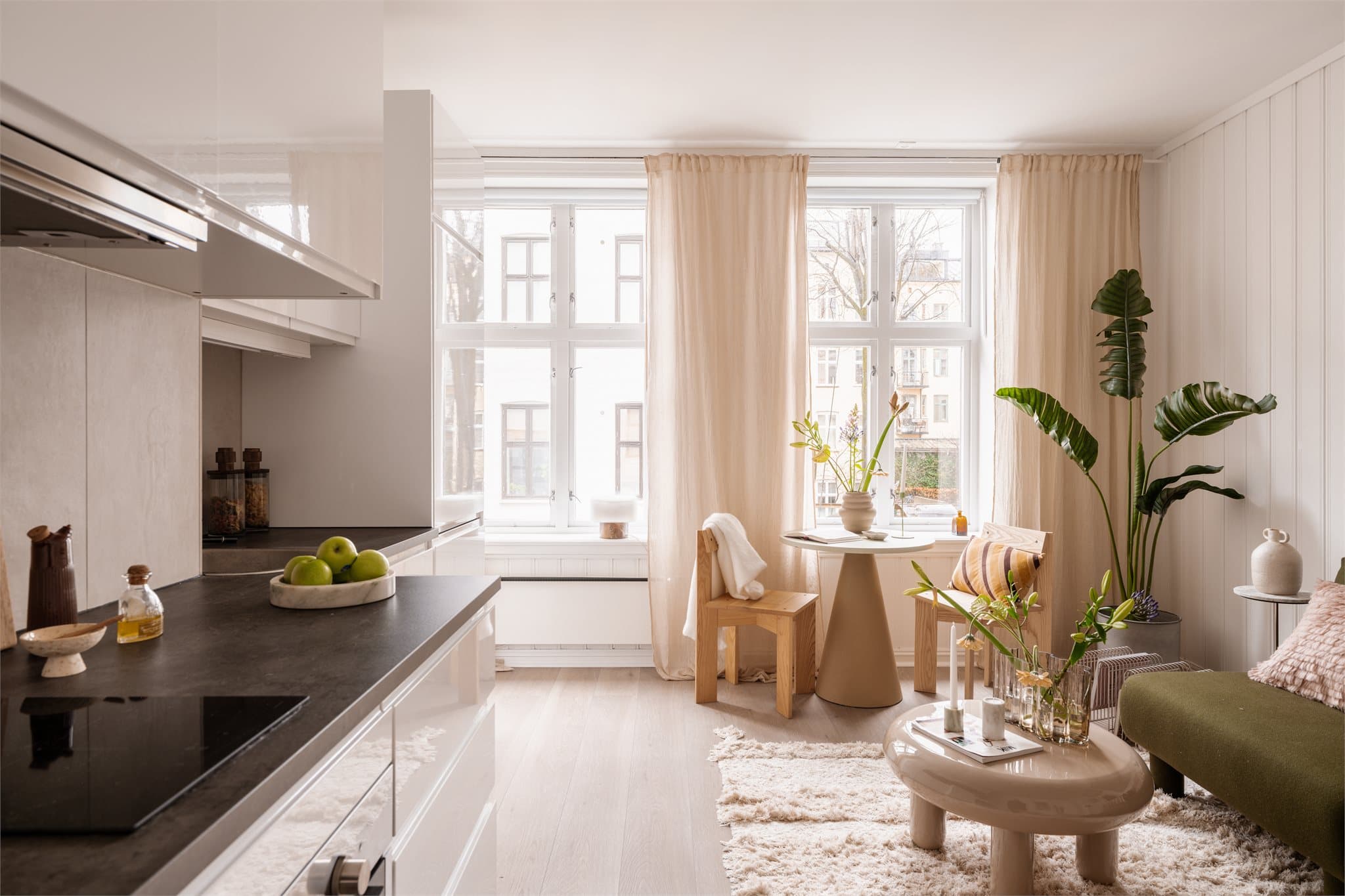 En lys og lekker 2-roms med god takhøyde og masse lys!