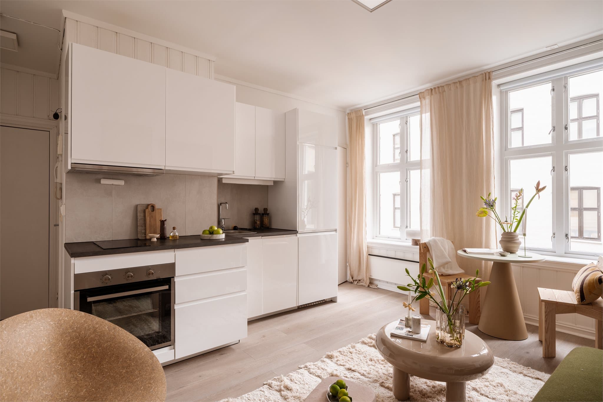 Tidsriktig og stilren glatt innredning, soft close, fliser over benk, armatur, laminat benkeplate med nedfelt stålkum og keramisk topp.