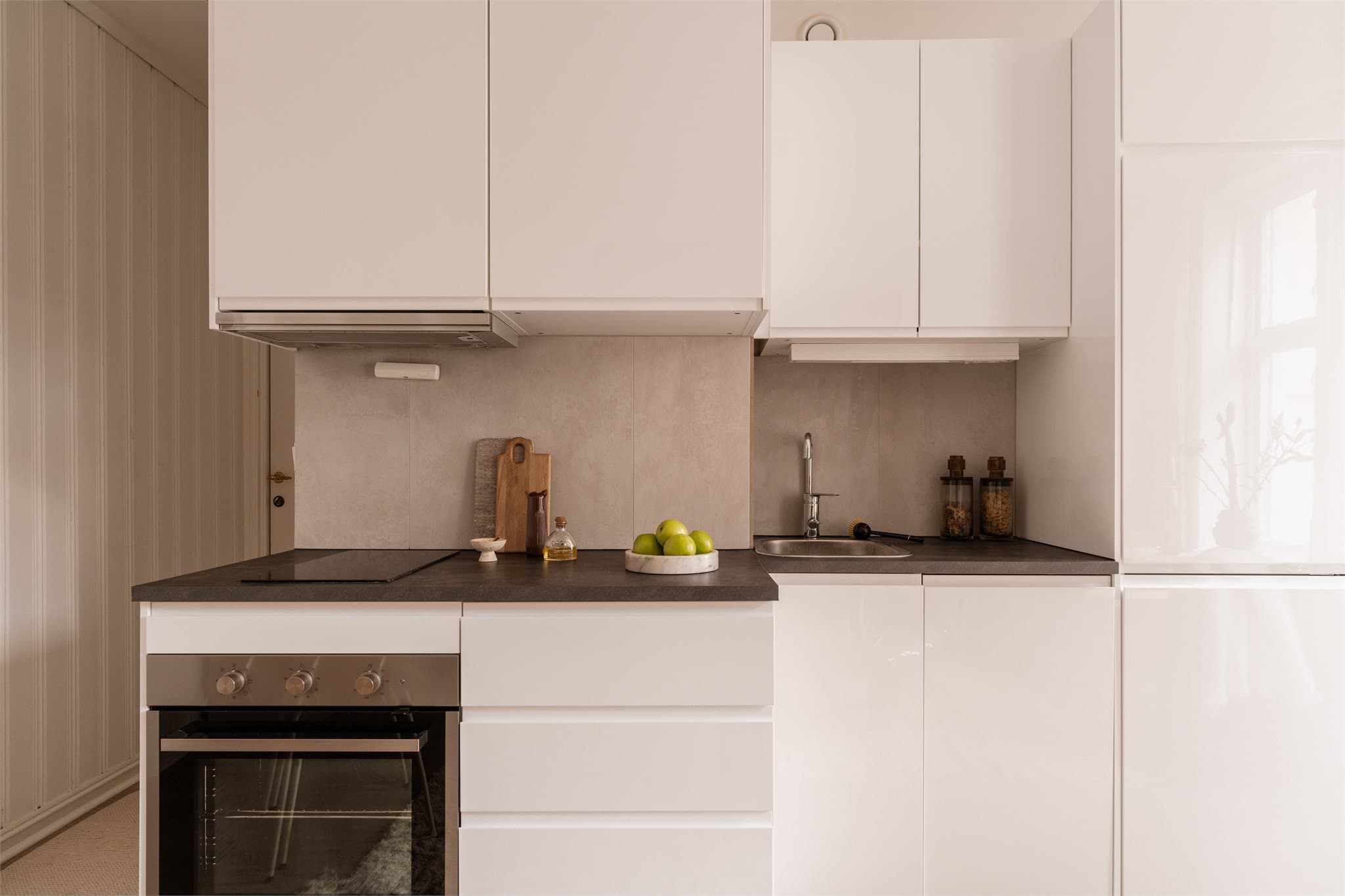 Integrert komfyr, oppvaskmaskin (smal type), kjøl/frys. Det er kjøkkenventilator med kullfilter.