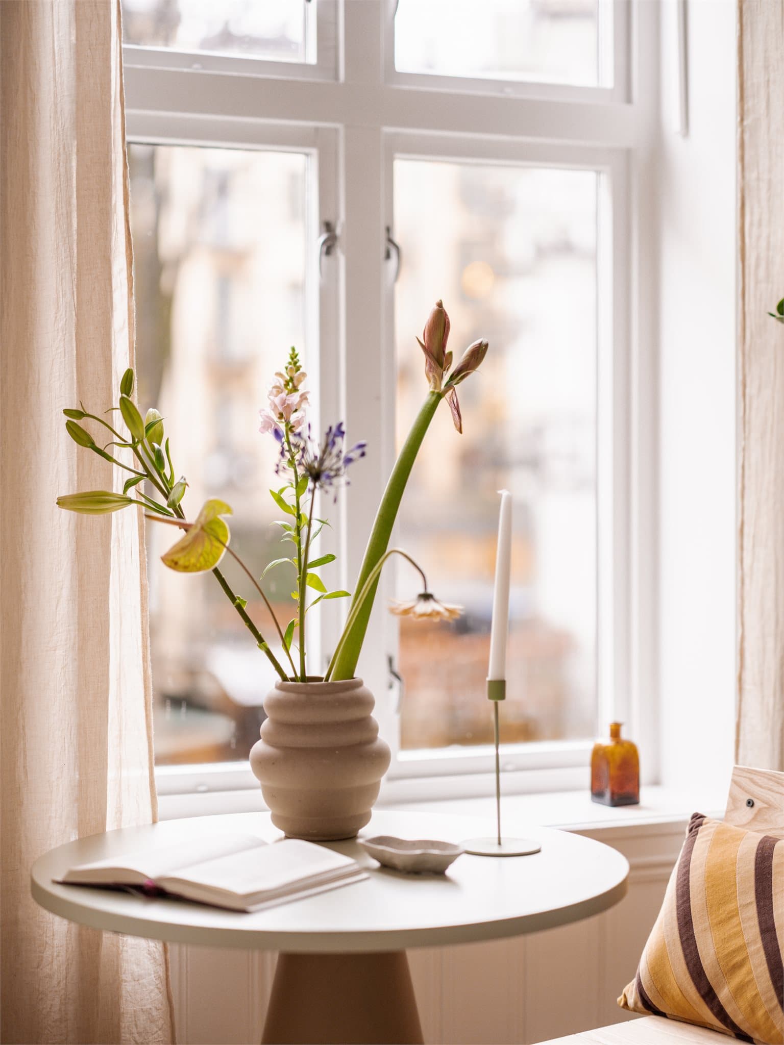 Dype karmer og svært god takhøyde gir leiligheten et klassisk preg.