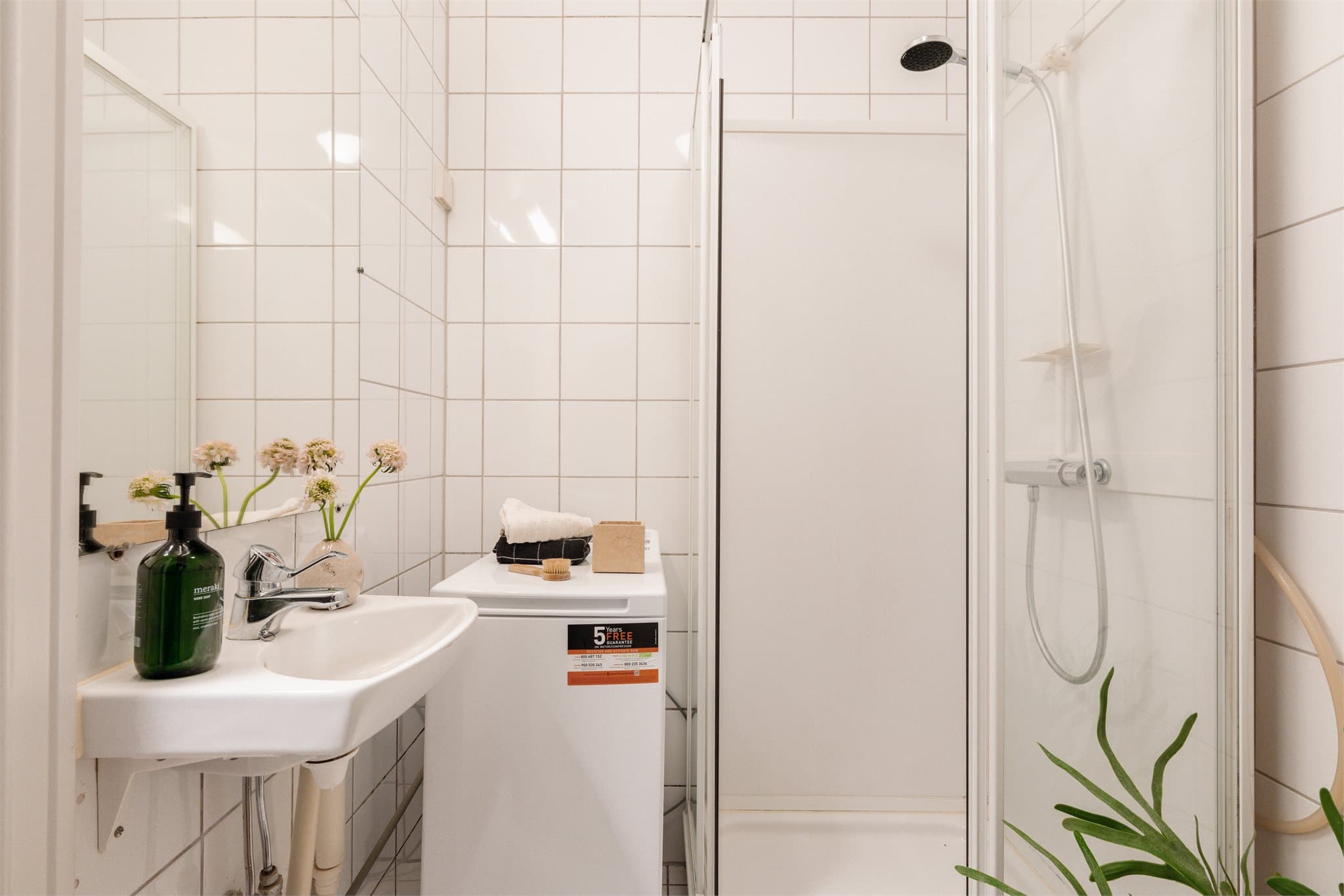 Flislagt bad/wc med opplegg for vaskemaskin.