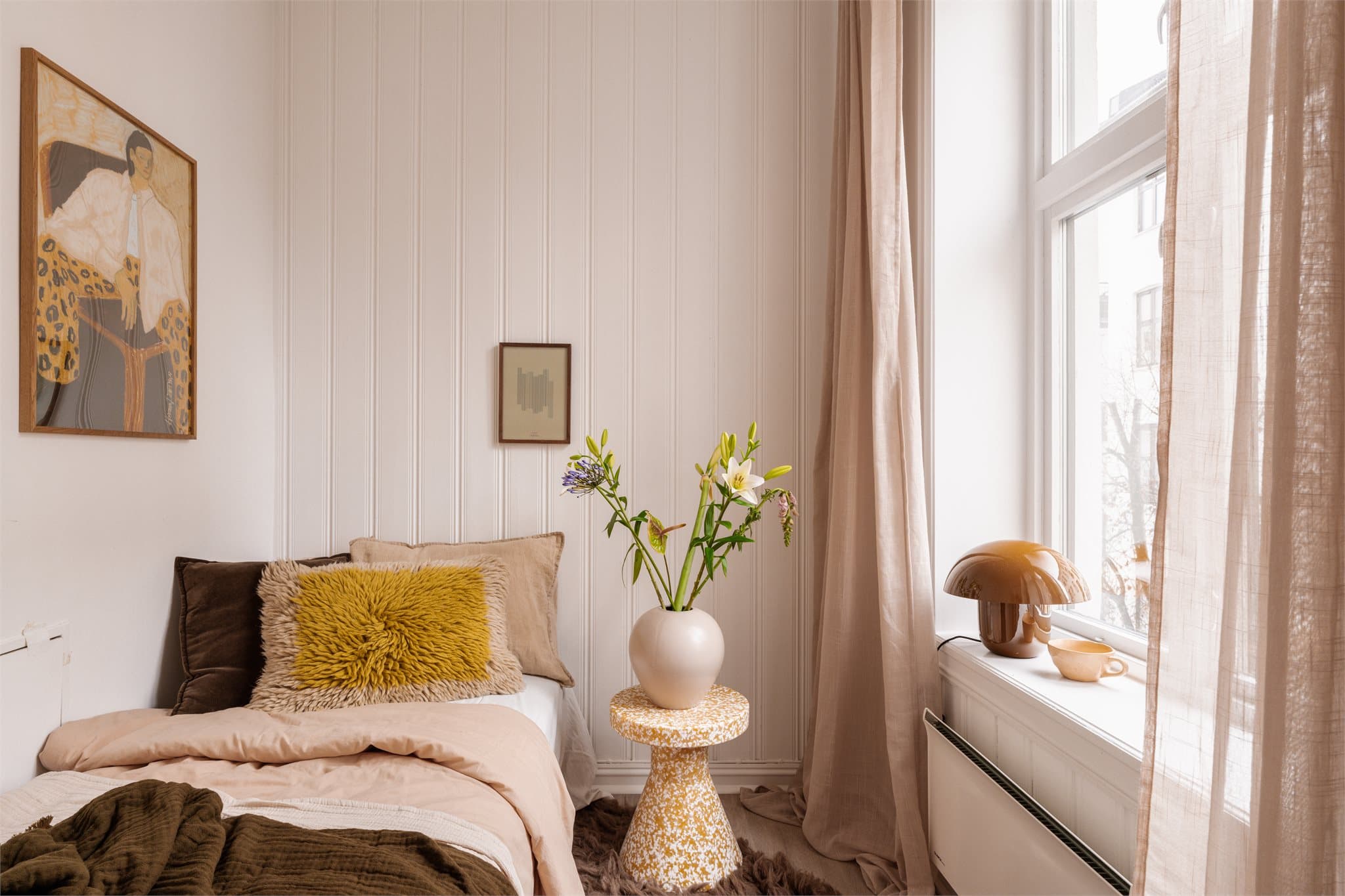 Pent soverom med plass til nattbord og seng.