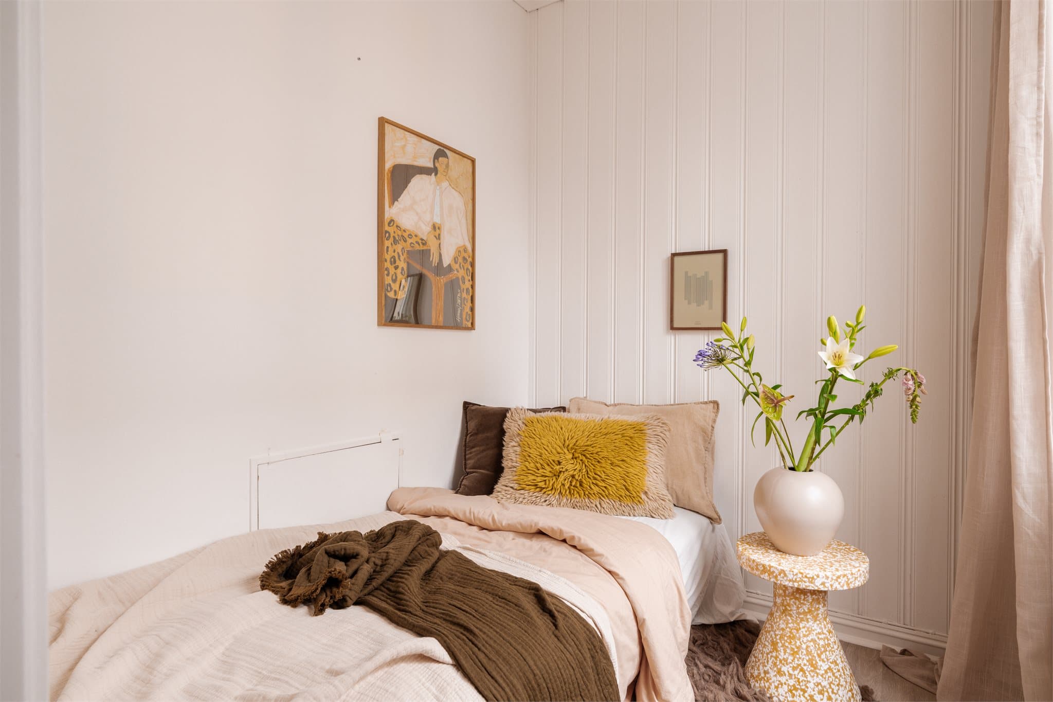 De lyse fine flatene er gjennomgående for leiligheten.