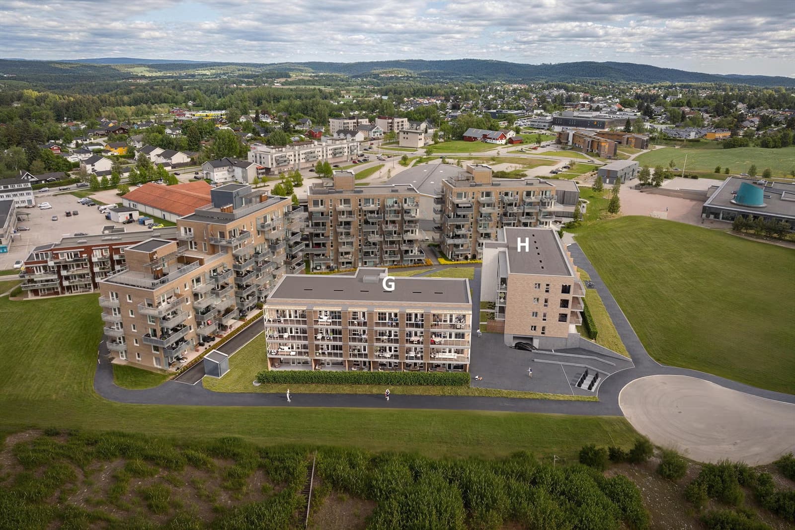 Droneillustrasjon. Det er gangavstand til alt av fasiliteter, som Eidsvoll Verk stasjon, kjøpesenter, butikker, skoler og fritidstilbud. (Bilder er kun ment som illustrasjon - avvik vil kunne forekomme)