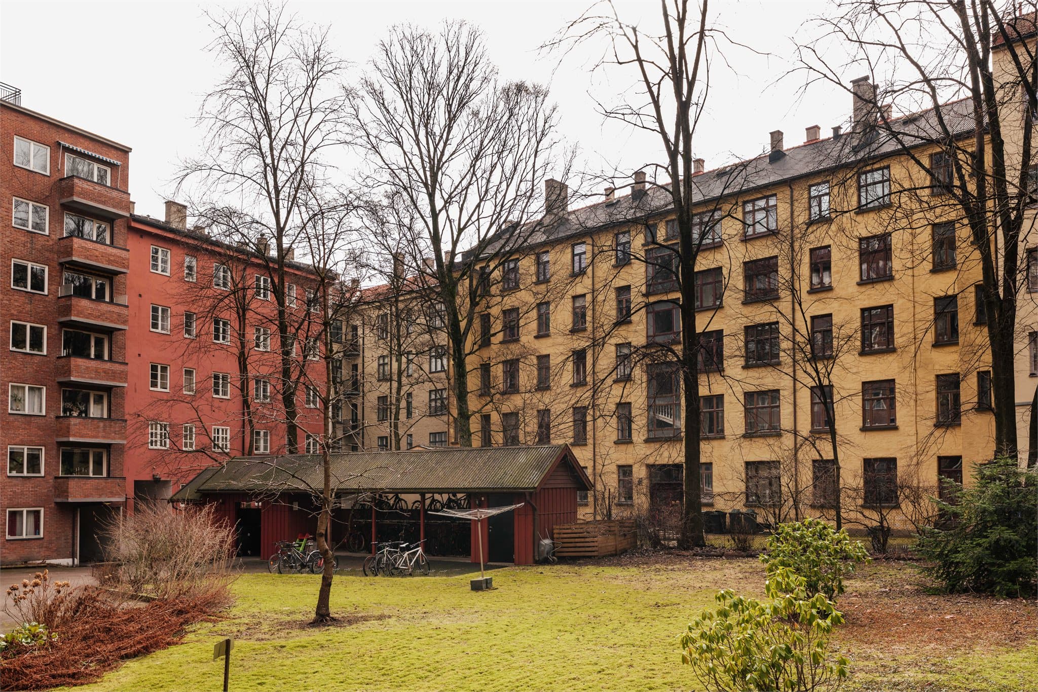 Bygget har to heiser og trappeoppganger, svært beleilig avhengig av hvilken vei du kommer fra.
