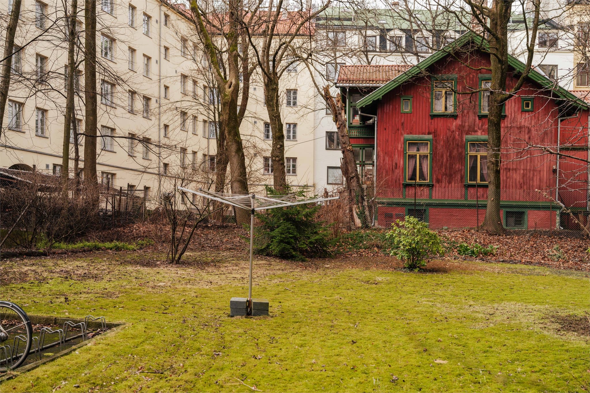 Koselig bakgård med flotte grøntområder og rolige omgivelser.