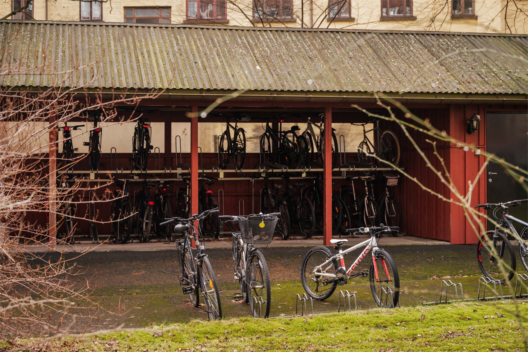 I bakgården har du egen oppbevaring for sykkel, perfekt for deg som ønsker mer plass til lagring utover kjellerbod og det interne kottet i boligen.