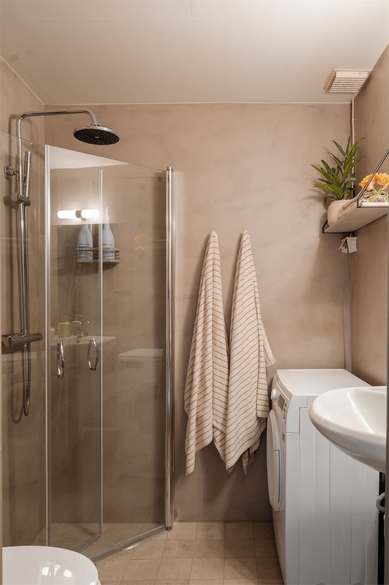 Modernisert bad med microsement på vegger samt nylig flislagt gulv.