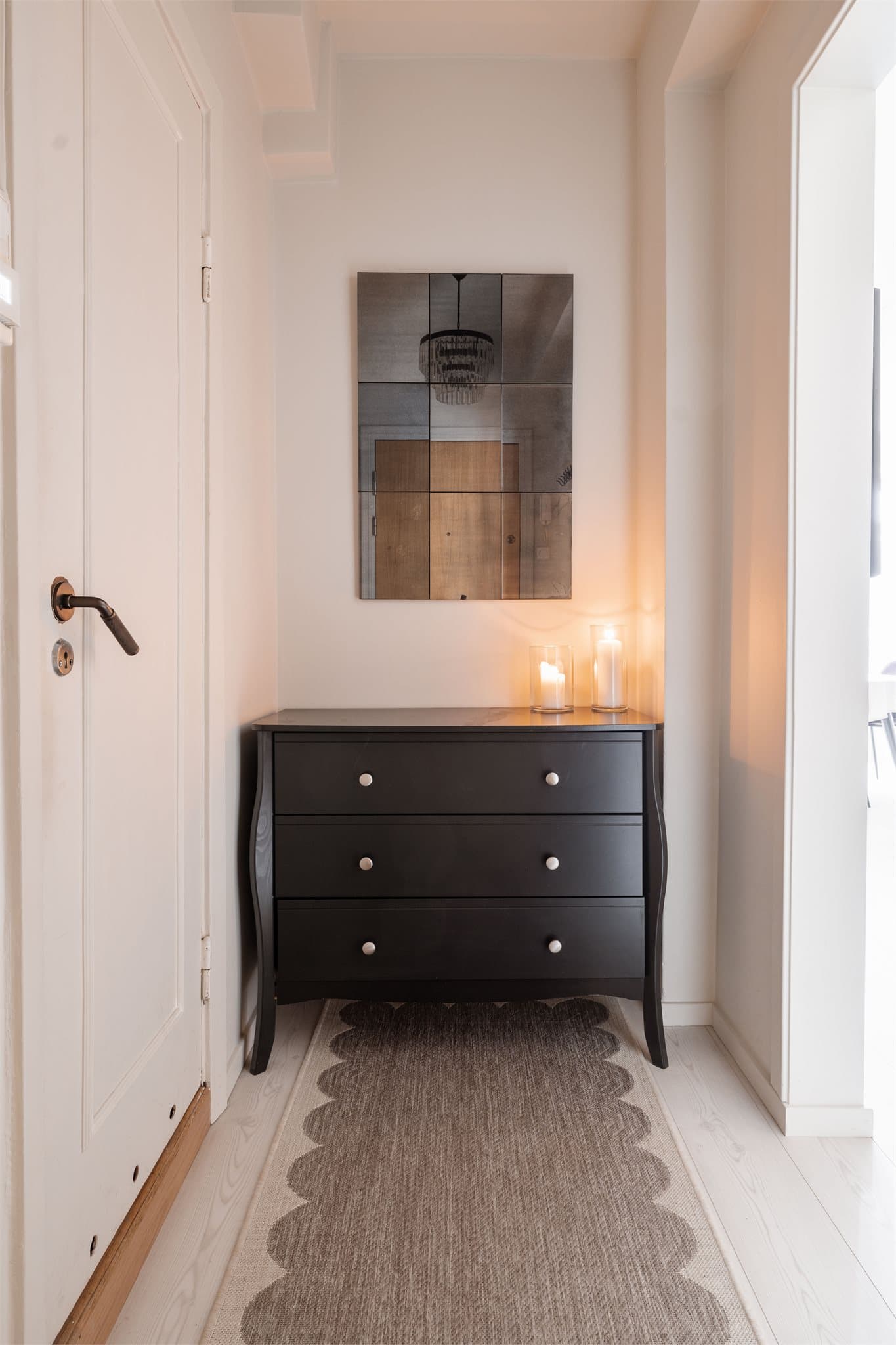 Lys og innbydende entré for et herlig førsteinntrykk. Fra entréen har du direkte tilgang til internt kott med svært gode oppbevaringsmuligheter lett tilgjengelig.