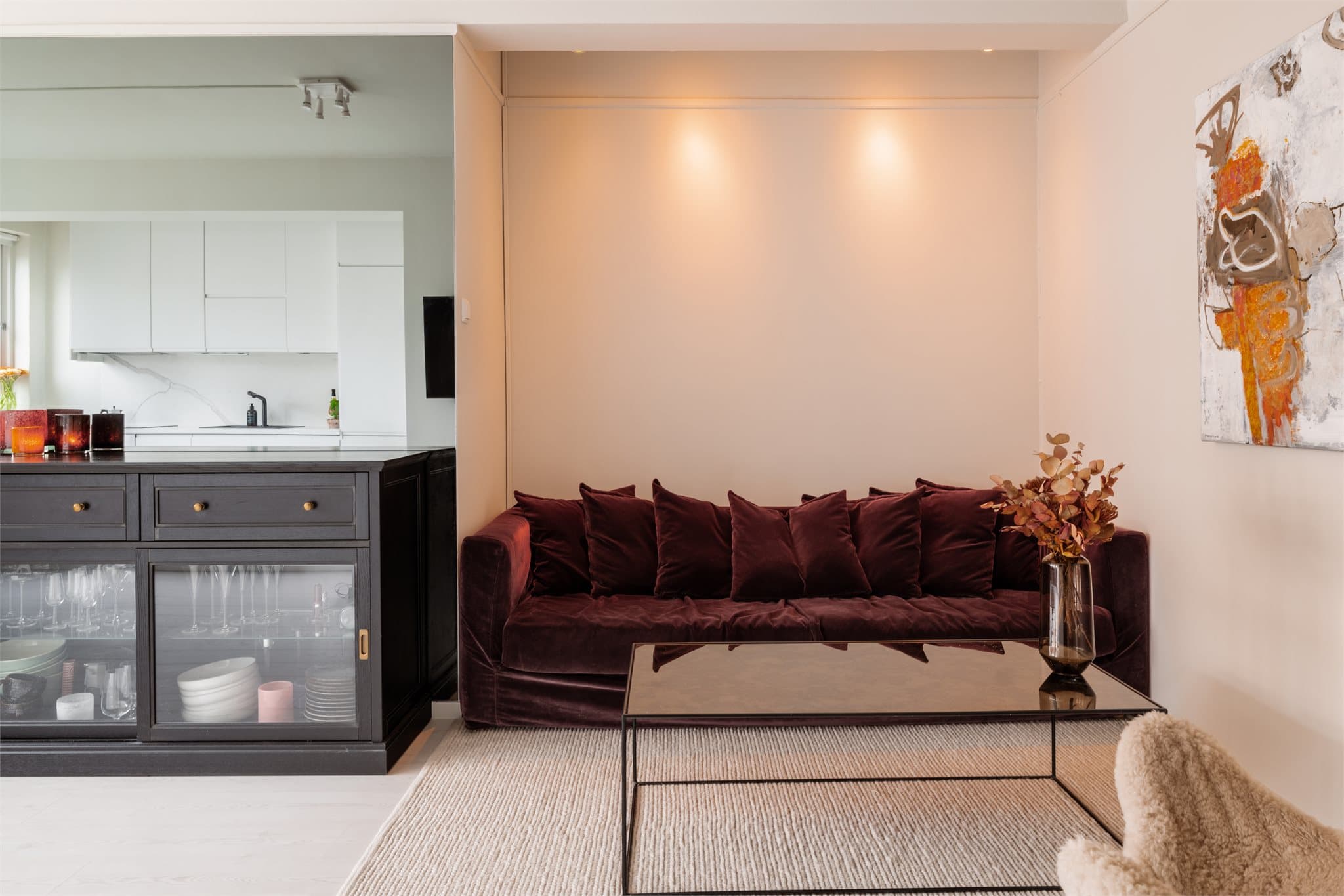 Med uthulet sofakrok og eget lesehjørne, får du en godt utnyttet planløsning som ikke spiser av romfølelsen. I oppholdsrommet har du også en sotetglassvegg - en flott tilleggsfasilitet som løfter kvaliteten av rommet.